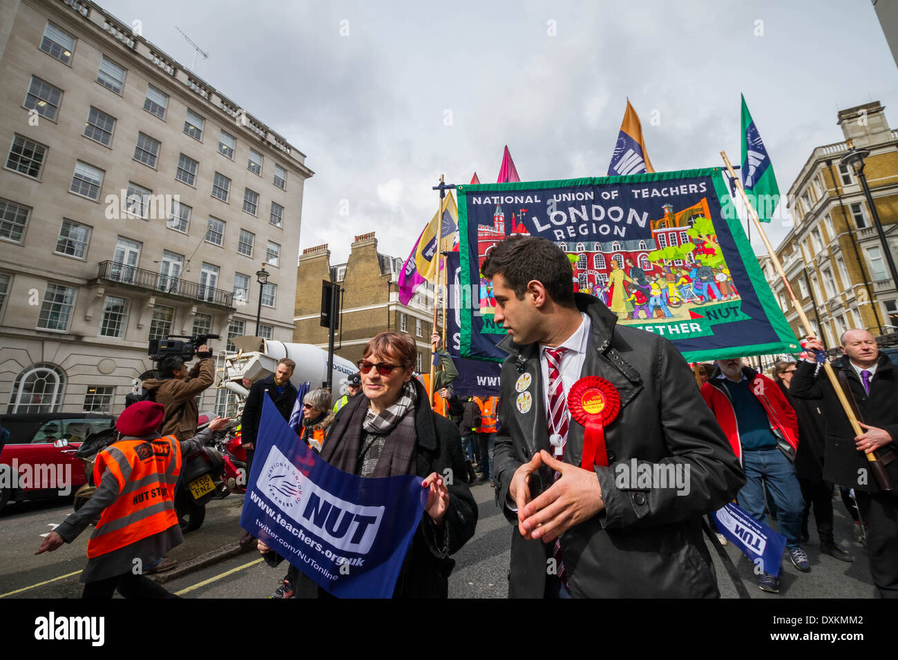 Migliaia di insegnanti e sostenitori marzo a Londra il dado giorno di sciopero Foto Stock
