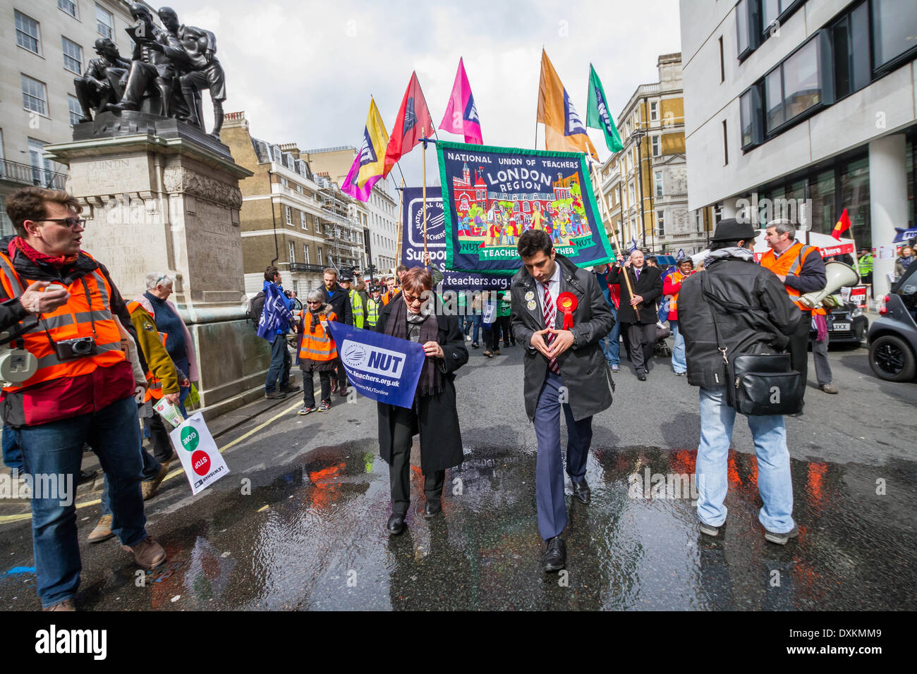 Migliaia di insegnanti e sostenitori marzo a Londra il dado giorno di sciopero Foto Stock