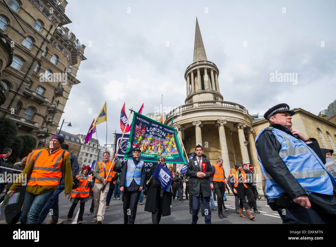Migliaia di insegnanti e sostenitori marzo a Londra il dado giorno di sciopero Foto Stock