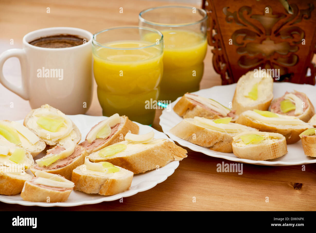 Crostini con succo di frutta e caffè. Una gustosa prima colazione. Foto Stock