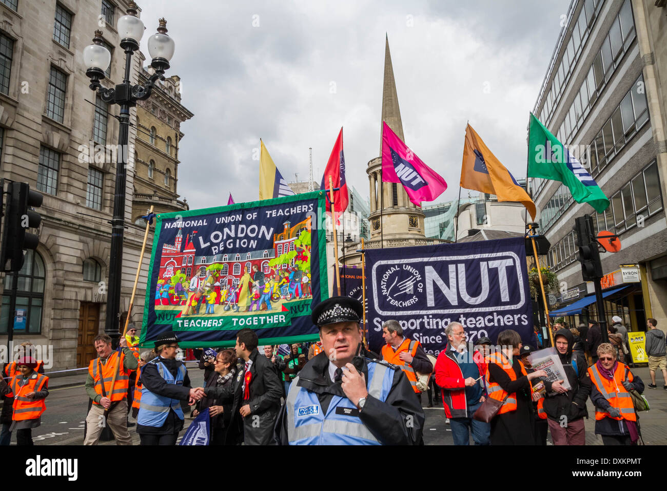 Migliaia di insegnanti e sostenitori marzo a Londra il dado giorno di sciopero Foto Stock