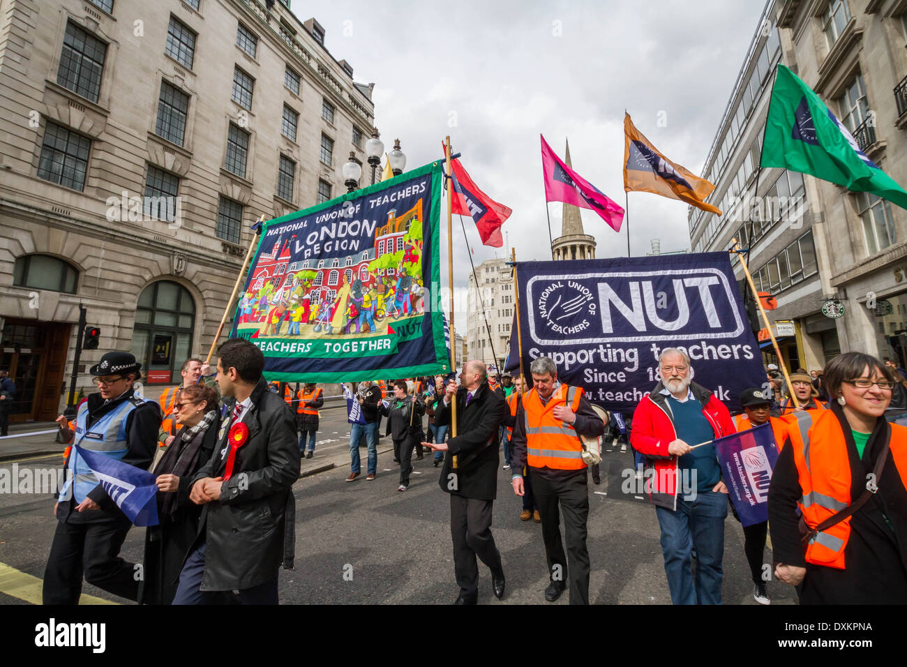Migliaia di insegnanti e sostenitori marzo a Londra il dado giorno di sciopero Foto Stock
