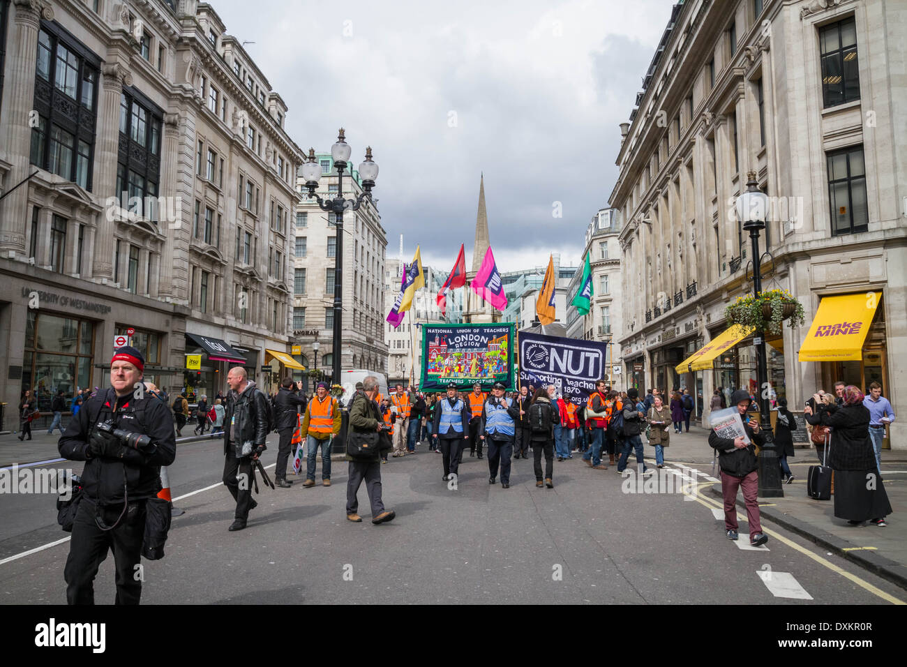 Migliaia di insegnanti e sostenitori marzo a Londra il dado giorno di sciopero Foto Stock