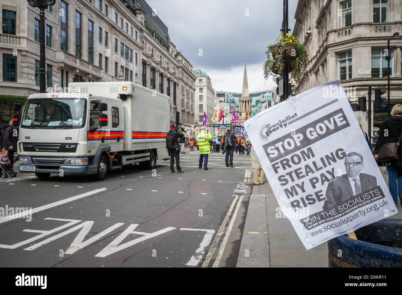 Migliaia di insegnanti e sostenitori marzo a Londra il dado giorno di sciopero Foto Stock