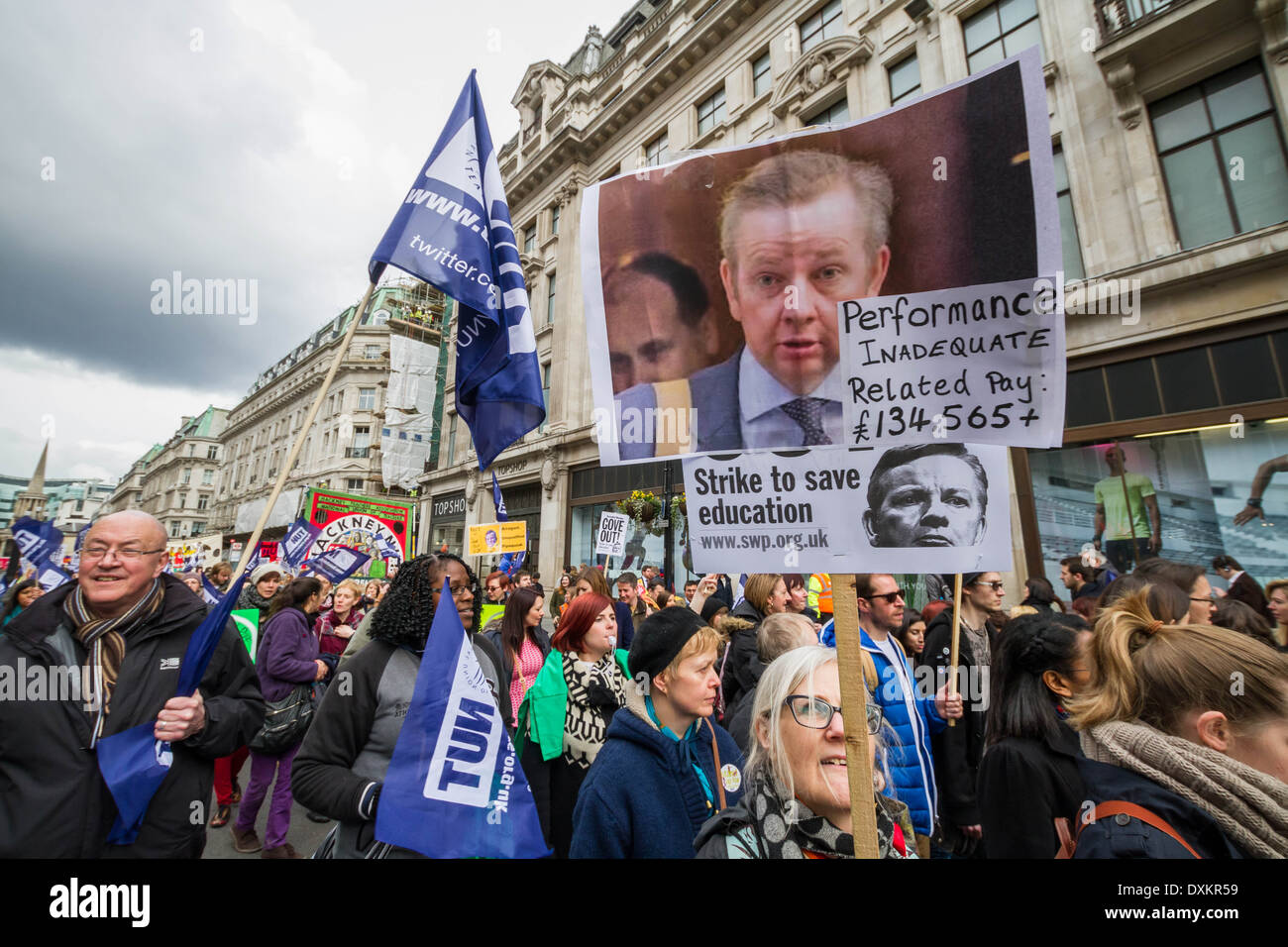 Migliaia di insegnanti e sostenitori marzo a Londra il dado giorno di sciopero Foto Stock