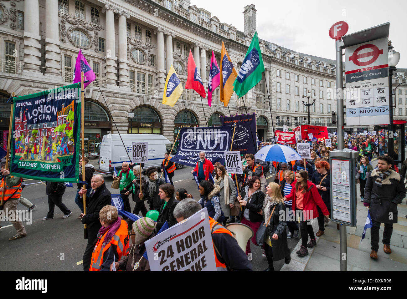 Migliaia di insegnanti e sostenitori marzo a Londra il dado giorno di sciopero Foto Stock