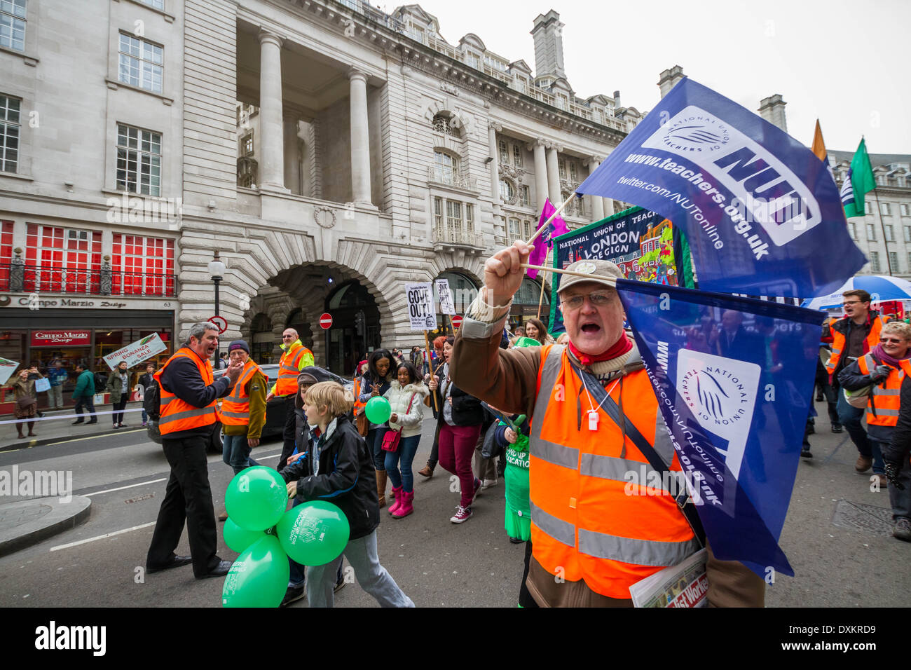 Migliaia di insegnanti e sostenitori marzo a Londra il dado giorno di sciopero Foto Stock