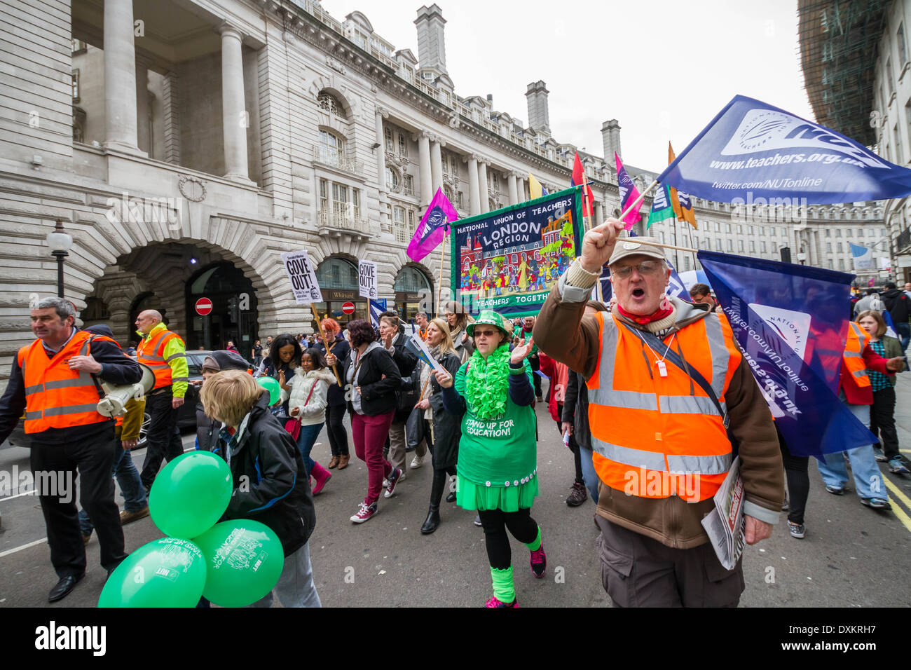 Migliaia di insegnanti e sostenitori marzo a Londra il dado giorno di sciopero Foto Stock