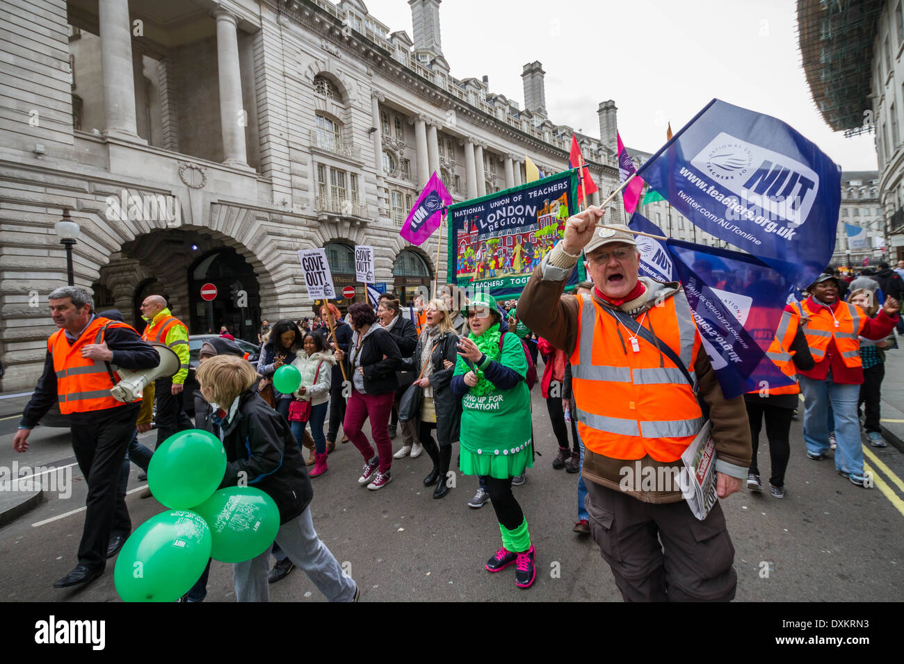 Migliaia di insegnanti e sostenitori marzo a Londra il dado giorno di sciopero Foto Stock