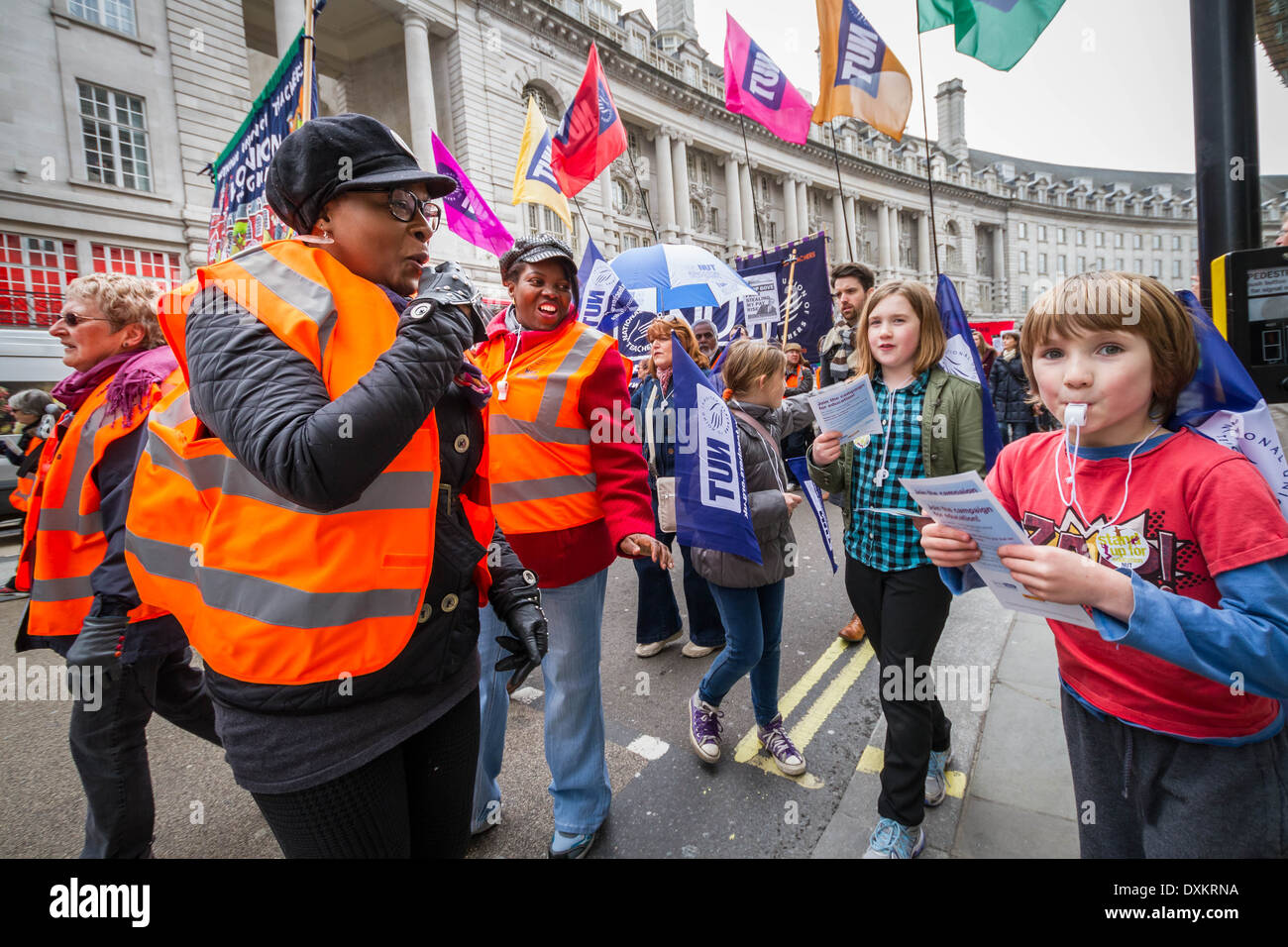 Migliaia di insegnanti e sostenitori marzo a Londra il dado giorno di sciopero Foto Stock