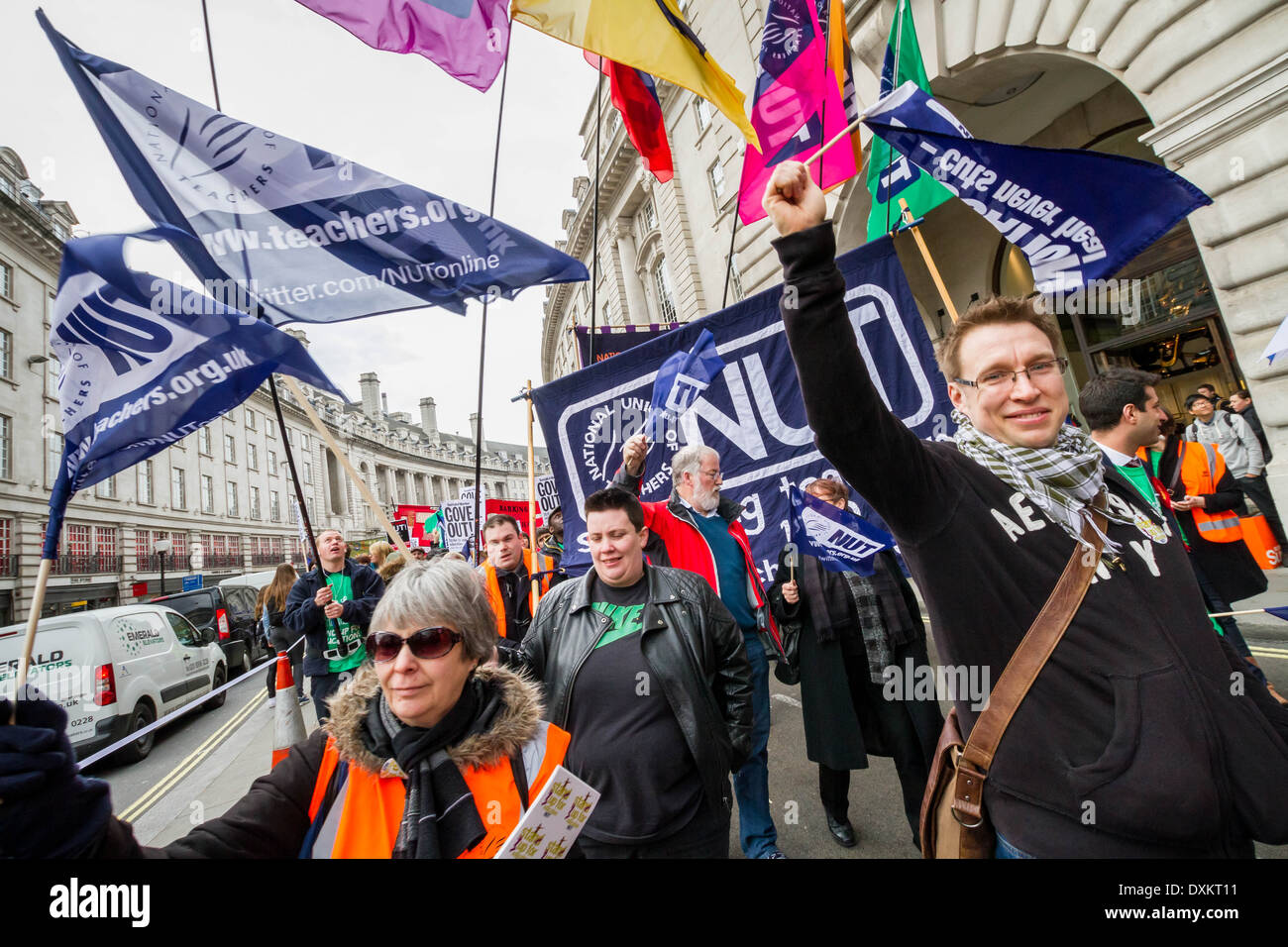 Migliaia di insegnanti e sostenitori marzo a Londra il dado giorno di sciopero Foto Stock
