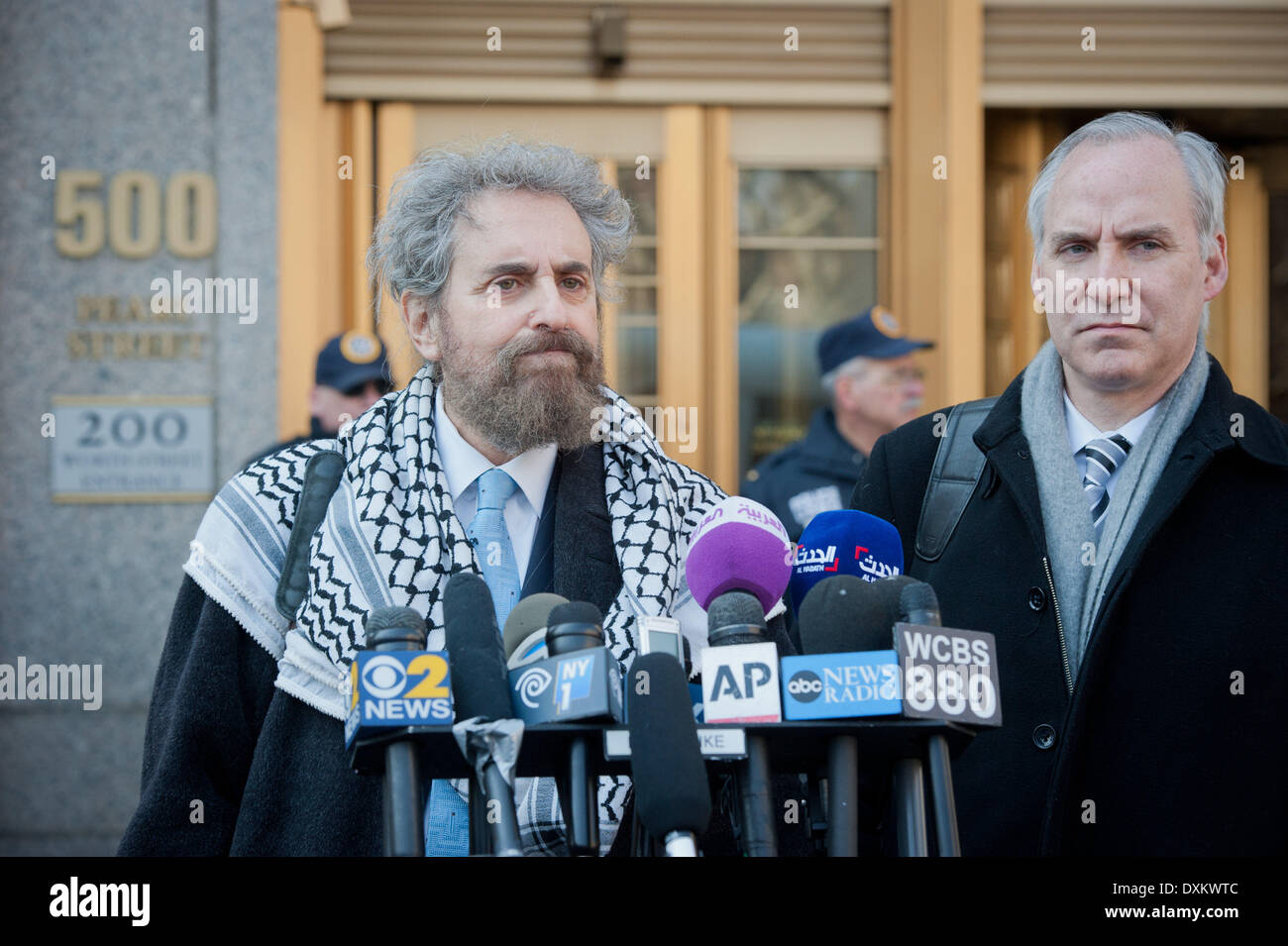 Manhattan, New York, Stati Uniti d'America. 26 Mar, 2014. Attorney Stanley Cohen (sinistra) con il procuratore GEOFFREY STEWART (destra) parla ai media al di fuori Manhattan Corte Federale, Mercoledì, 25 marzo 2014. Il suo cliente, Sulaiman Abu Ghaith, la più senior adviser di Osama bin Laden per essere provato in un civile tribunale degli Stati Uniti poiché la sett. 11 attacchi, è colpevole di aver complottato per uccidere gli americani e fornendo supporto materiale ai terroristi. Credito: Bryan Smith/ZUMAPRESS.com/Alamy Live News Foto Stock