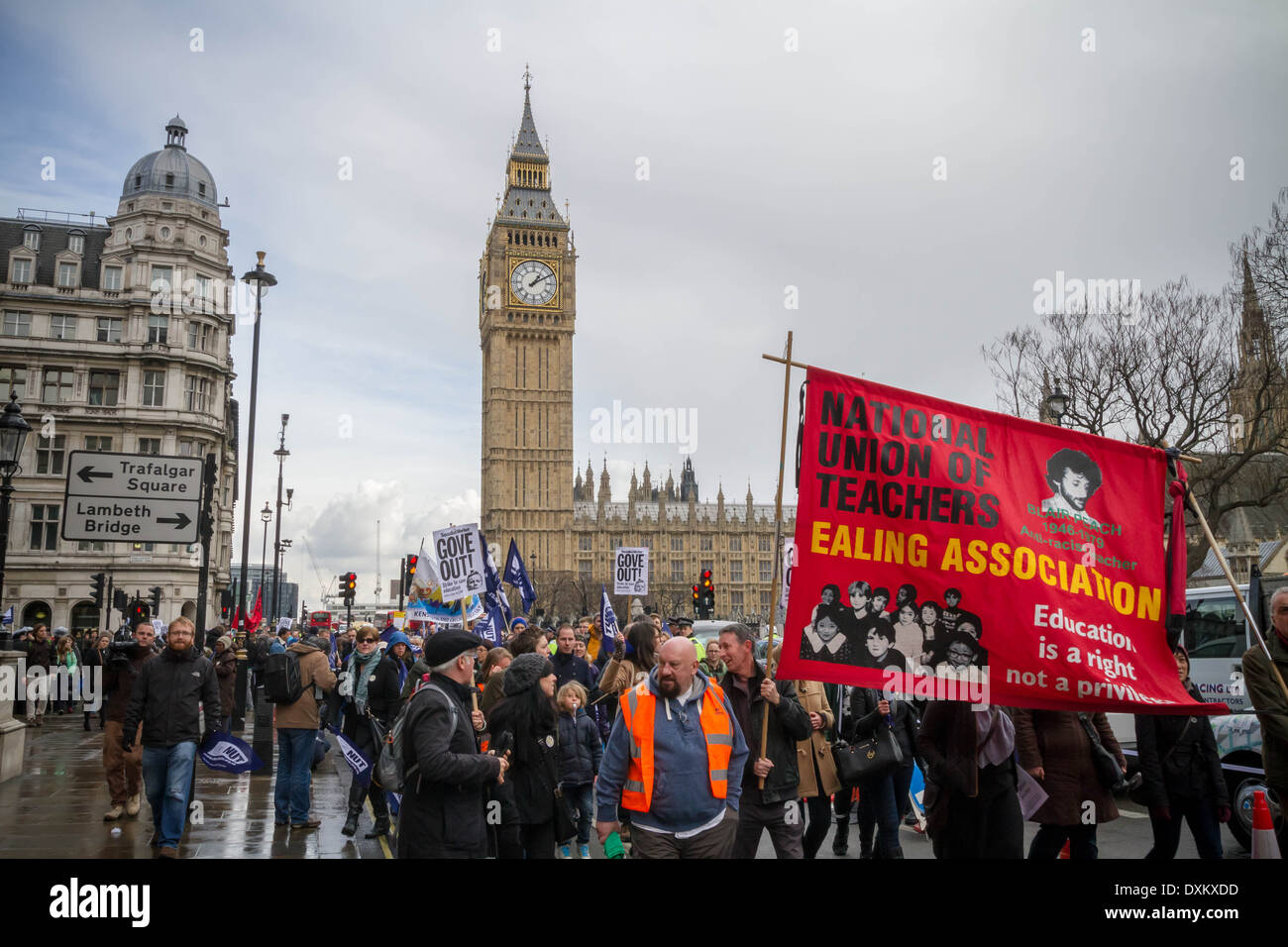 Migliaia di insegnanti e sostenitori marzo a Londra il dado giorno di sciopero Foto Stock