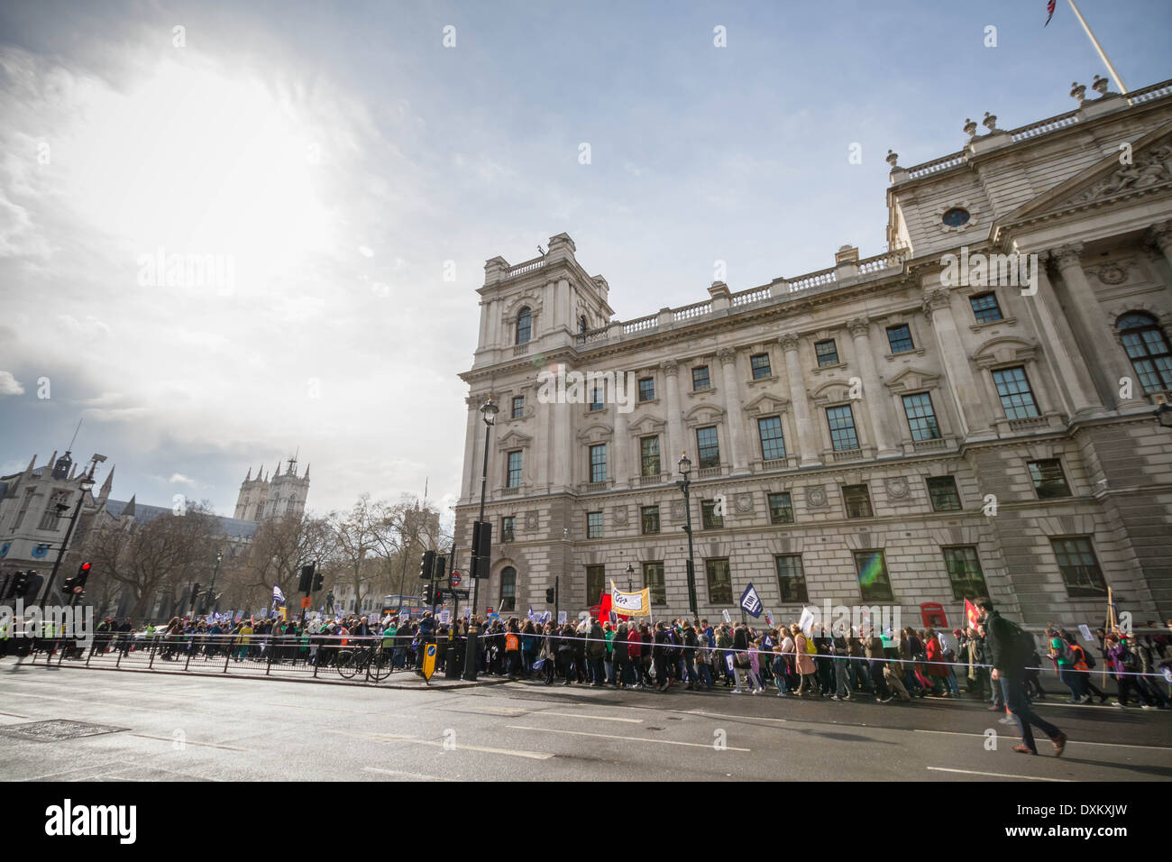 Migliaia di insegnanti e sostenitori marzo a Londra il dado giorno di sciopero Foto Stock