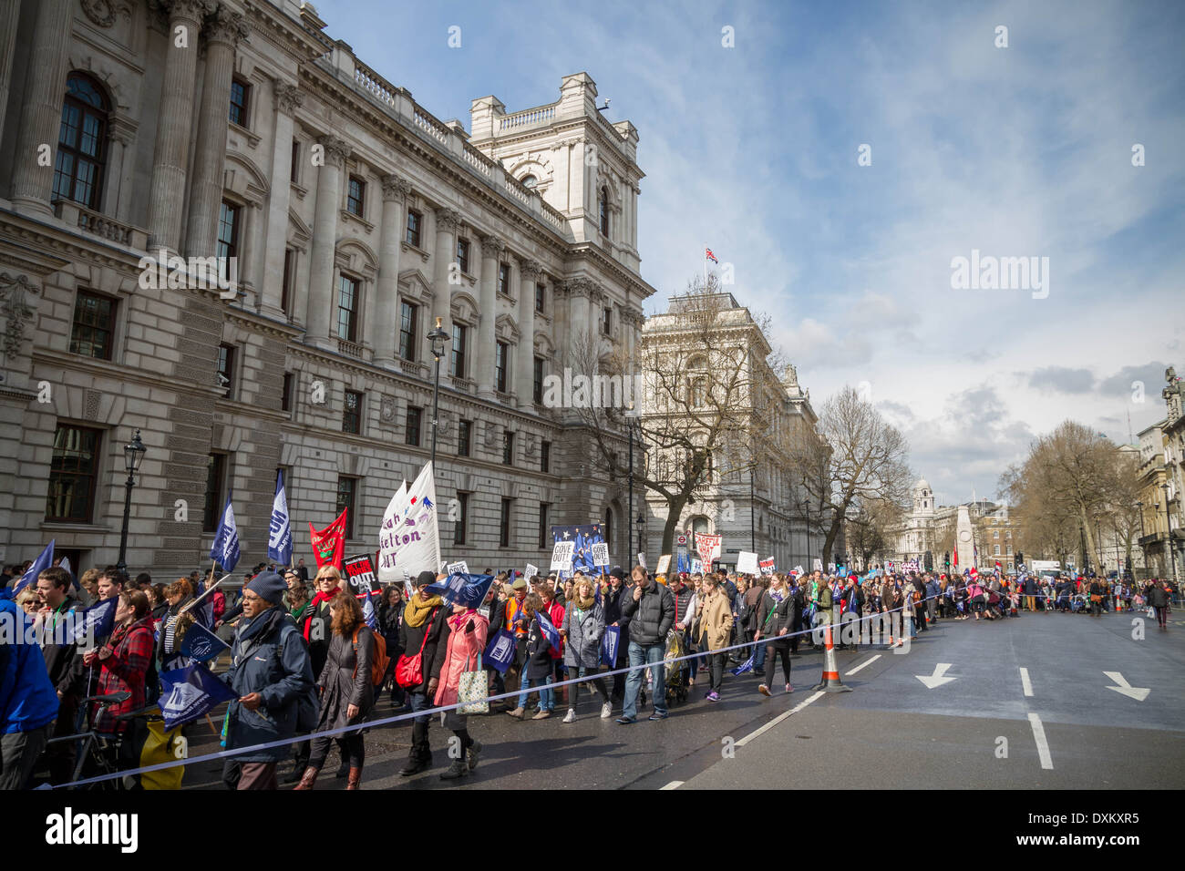 Migliaia di insegnanti e sostenitori marzo a Londra il dado giorno di sciopero Foto Stock