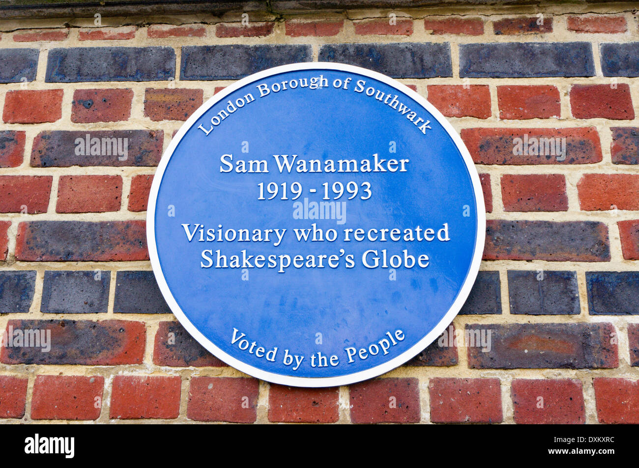 Una targa blu commemorando Sam Wanamaker sul lato del Globe Theatre di Londra Foto Stock