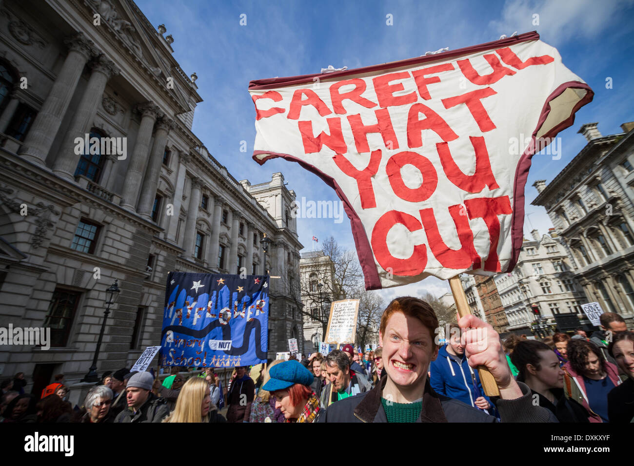 Migliaia di insegnanti e sostenitori marzo a Londra il dado giorno di sciopero Foto Stock
