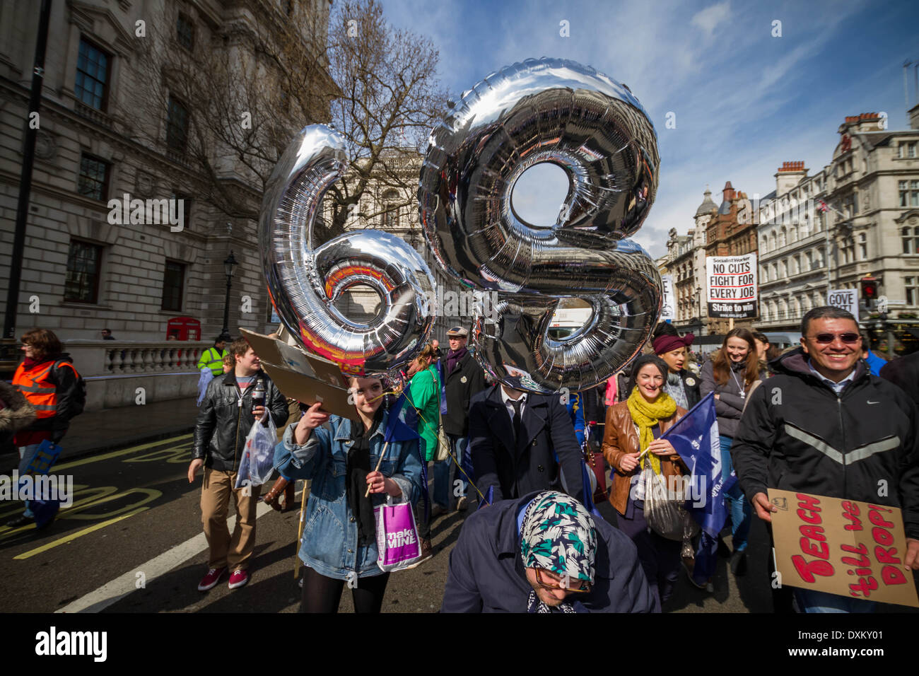 Migliaia di insegnanti e sostenitori marzo a Londra il dado giorno di sciopero Foto Stock