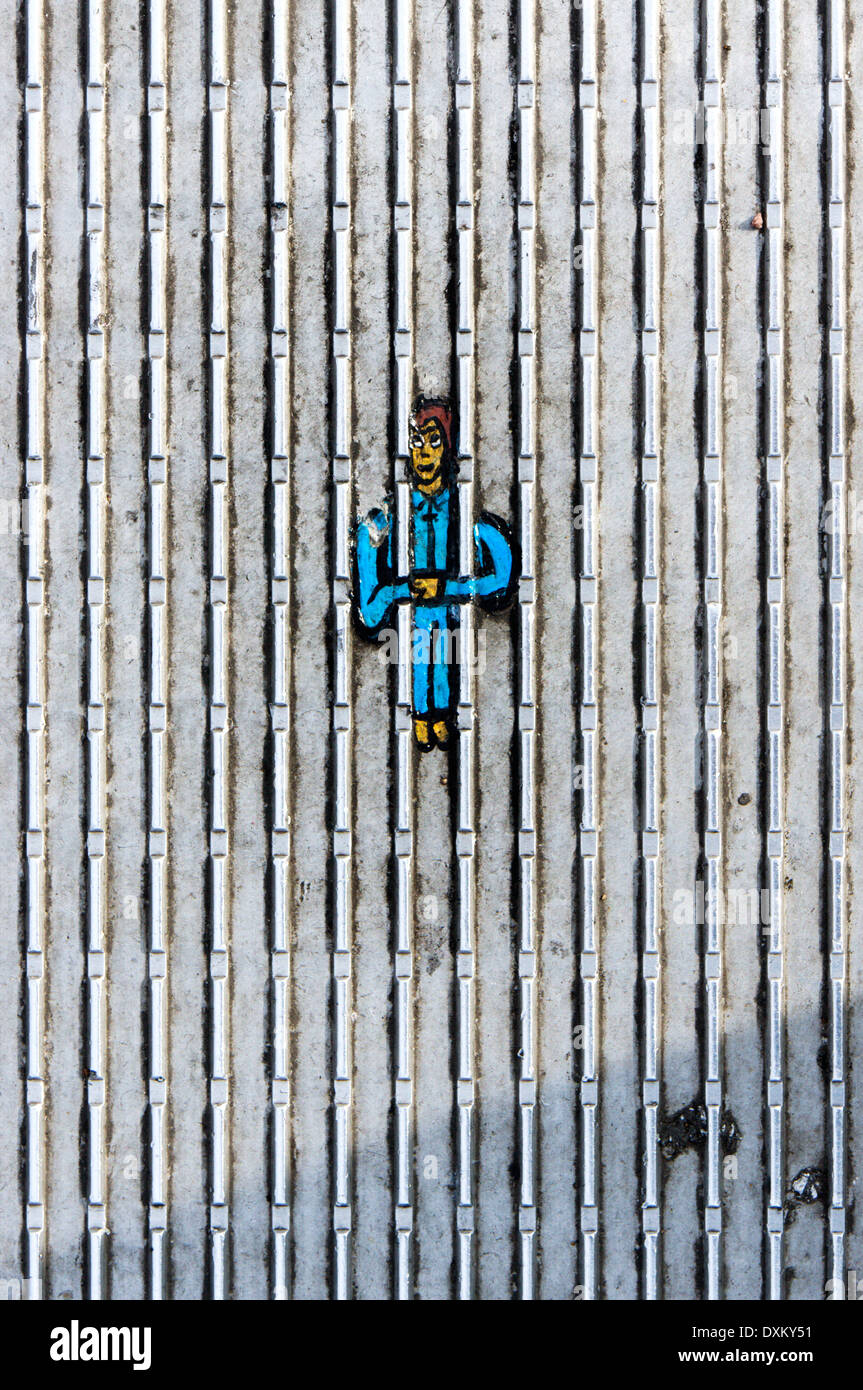 Parte di Ben Wilson's 5 anno progetto per la verniciatura di un sentiero di chewing gum foto lungo il Millennium Bridge. Foto Stock