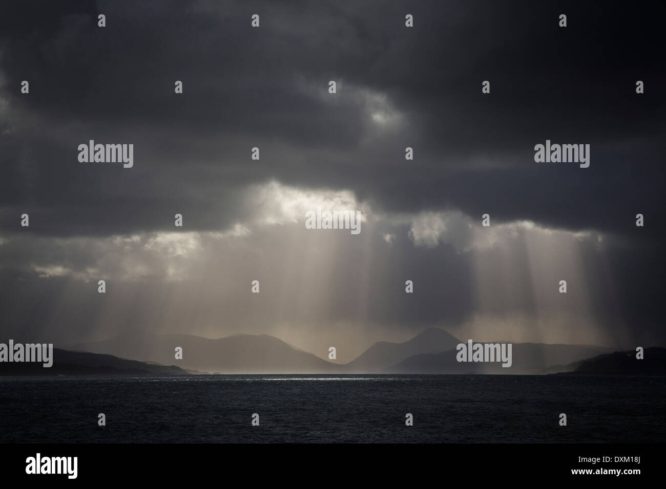 La luce del sole sul mare a Ardnamurchan, Scozia Foto Stock
