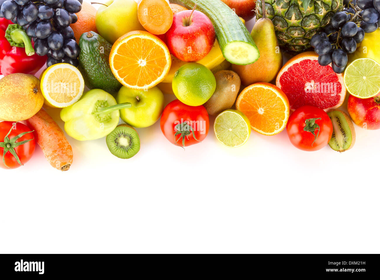Una pila di prodotti freschi, sani frutti e verdure su bianco. Foto Stock