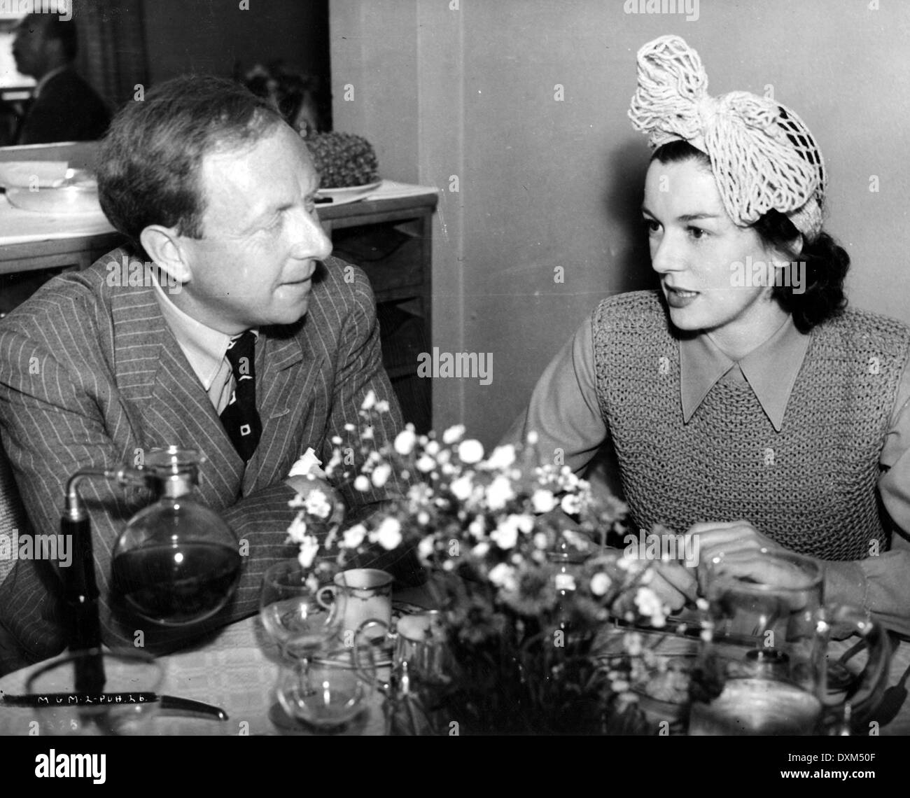 Scrittore A J CRONIN con Rosalind Russell che riproduce il le caratte Foto Stock