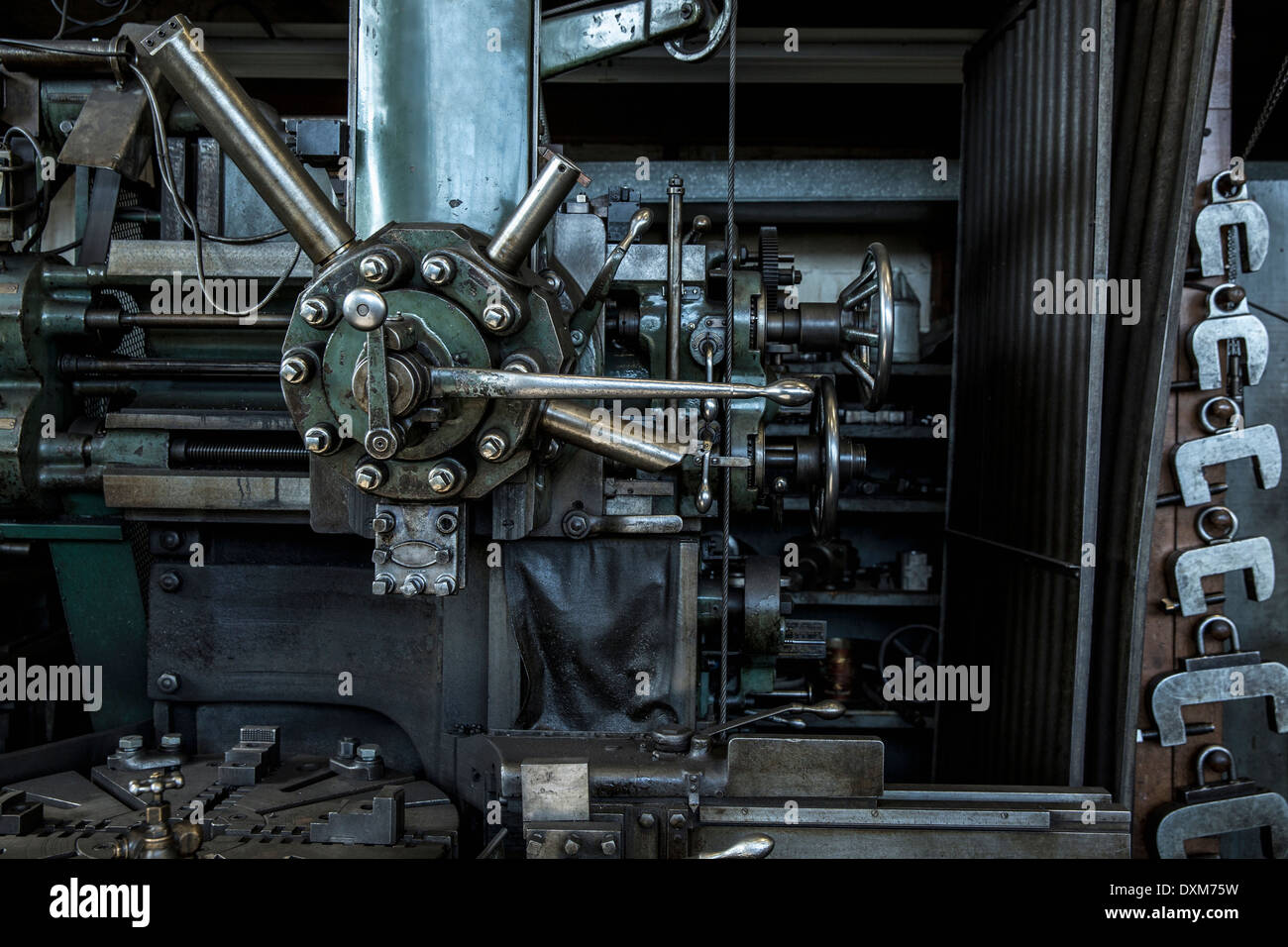 Macchinari in negozio in metallo Foto Stock