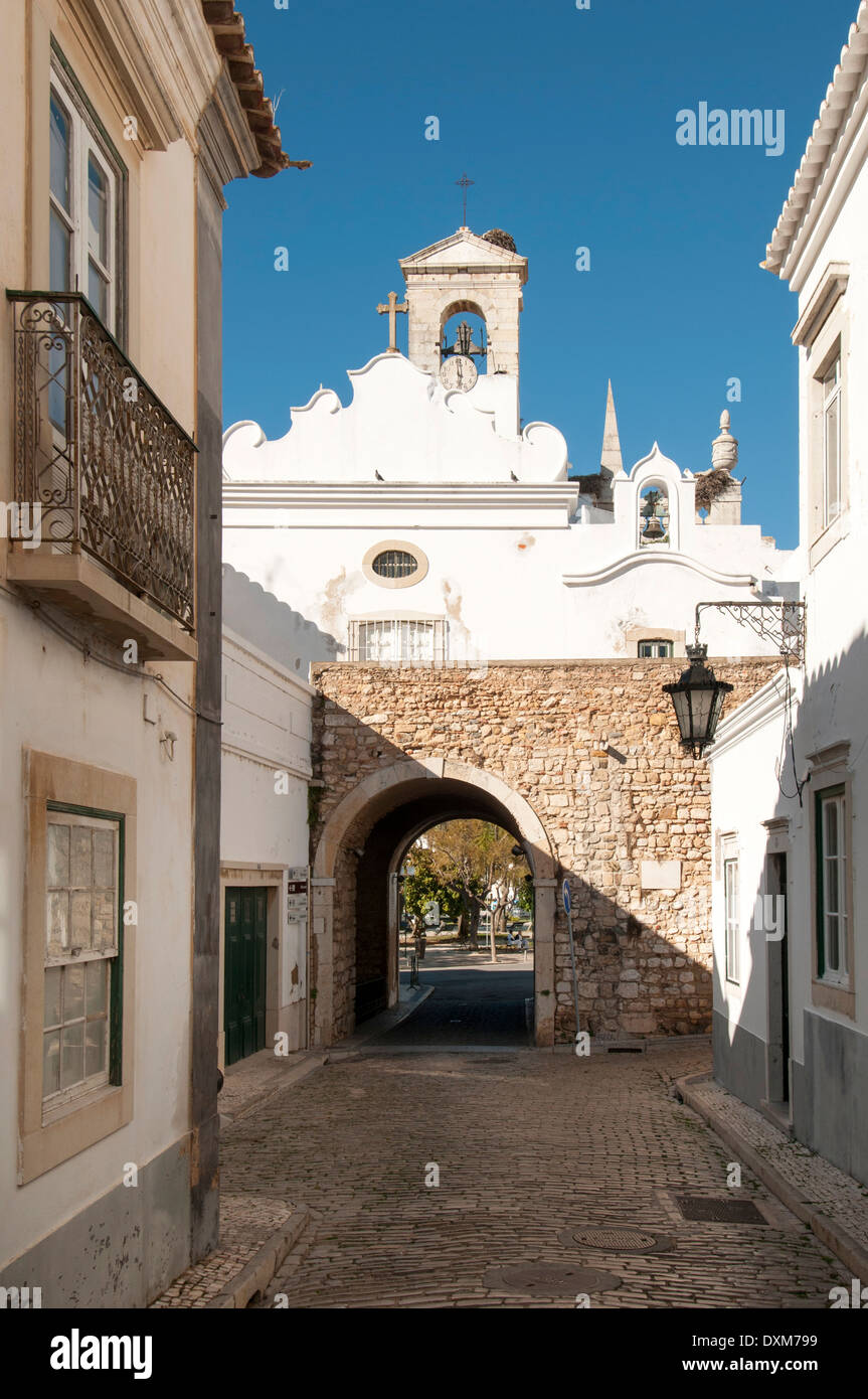 Arco alla città vecchia di Faro, Algarve, PORTOGALLO Foto Stock