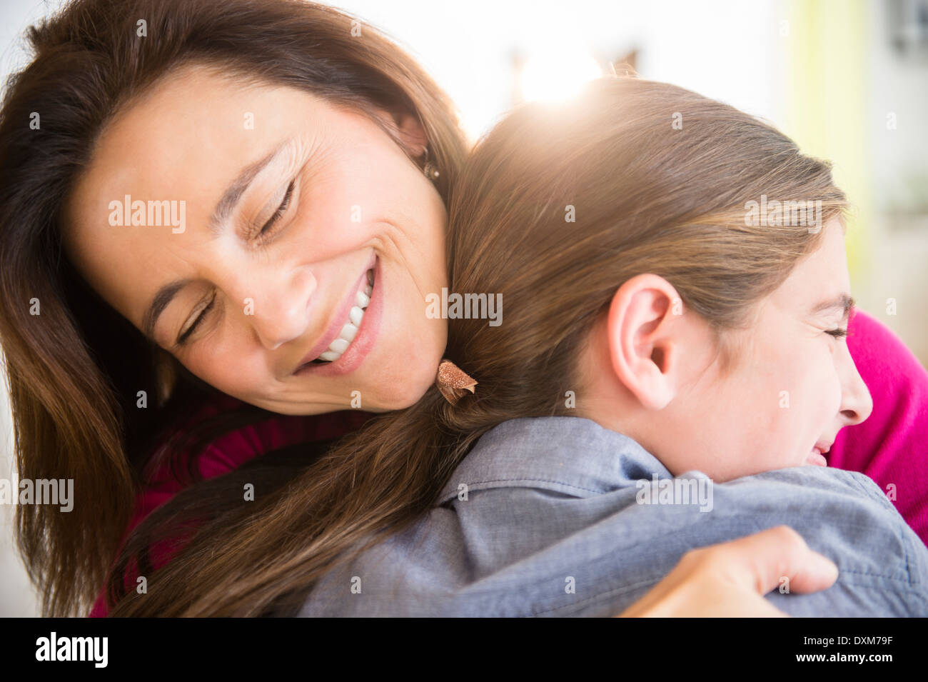 Close up di soggetti di razza caucasica madre e figlia avvolgente Foto Stock