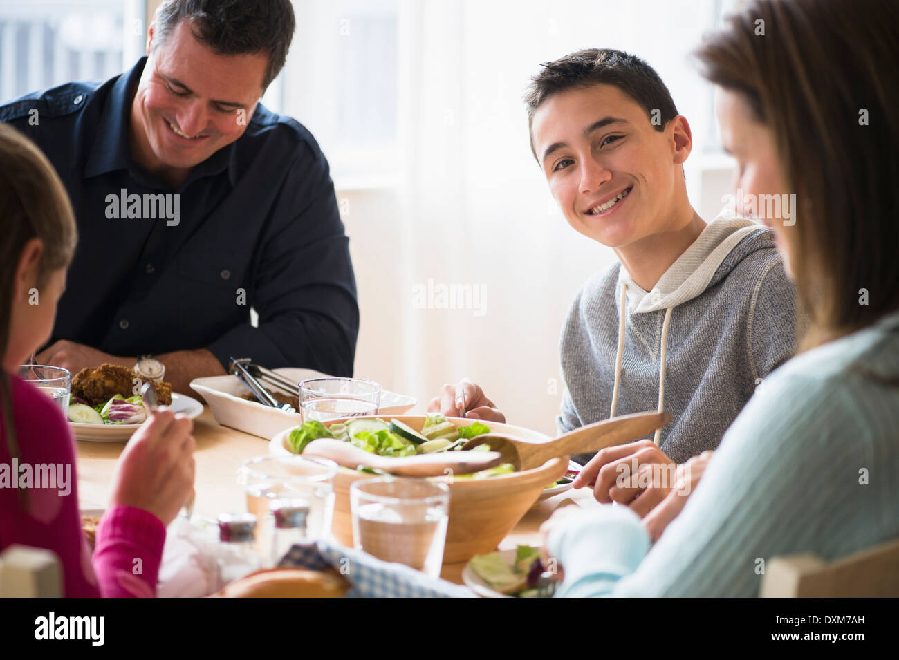 Famiglia caucasica mangiare a tavola Foto Stock