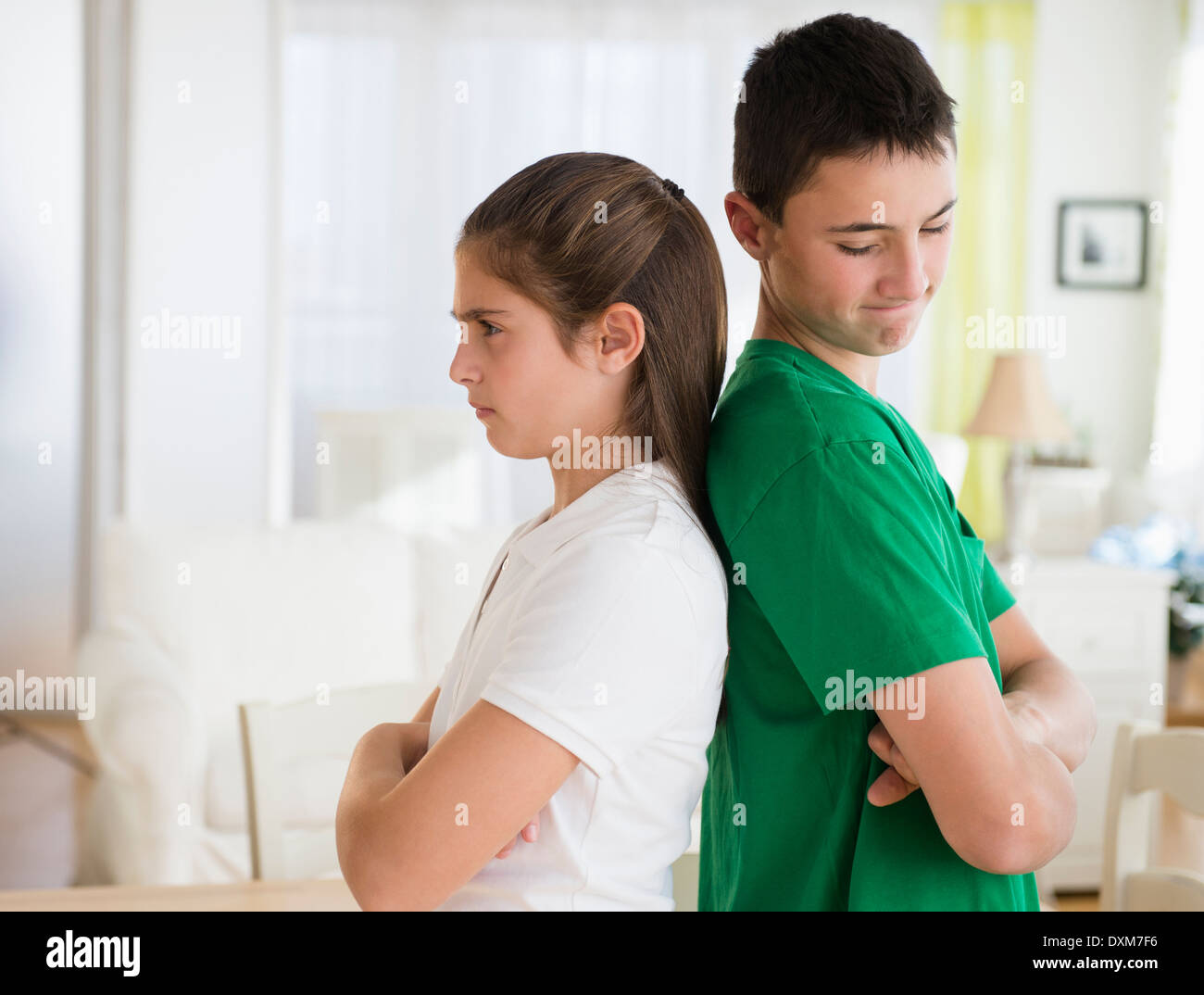 Arrabbiato Caucasian fratello e sorella in piedi di schiena Foto Stock