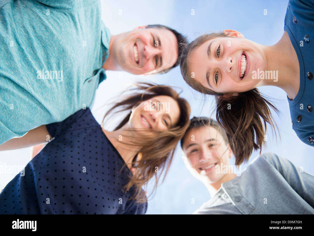 Ritratto di sorridente famiglia caucasica in huddle Foto Stock