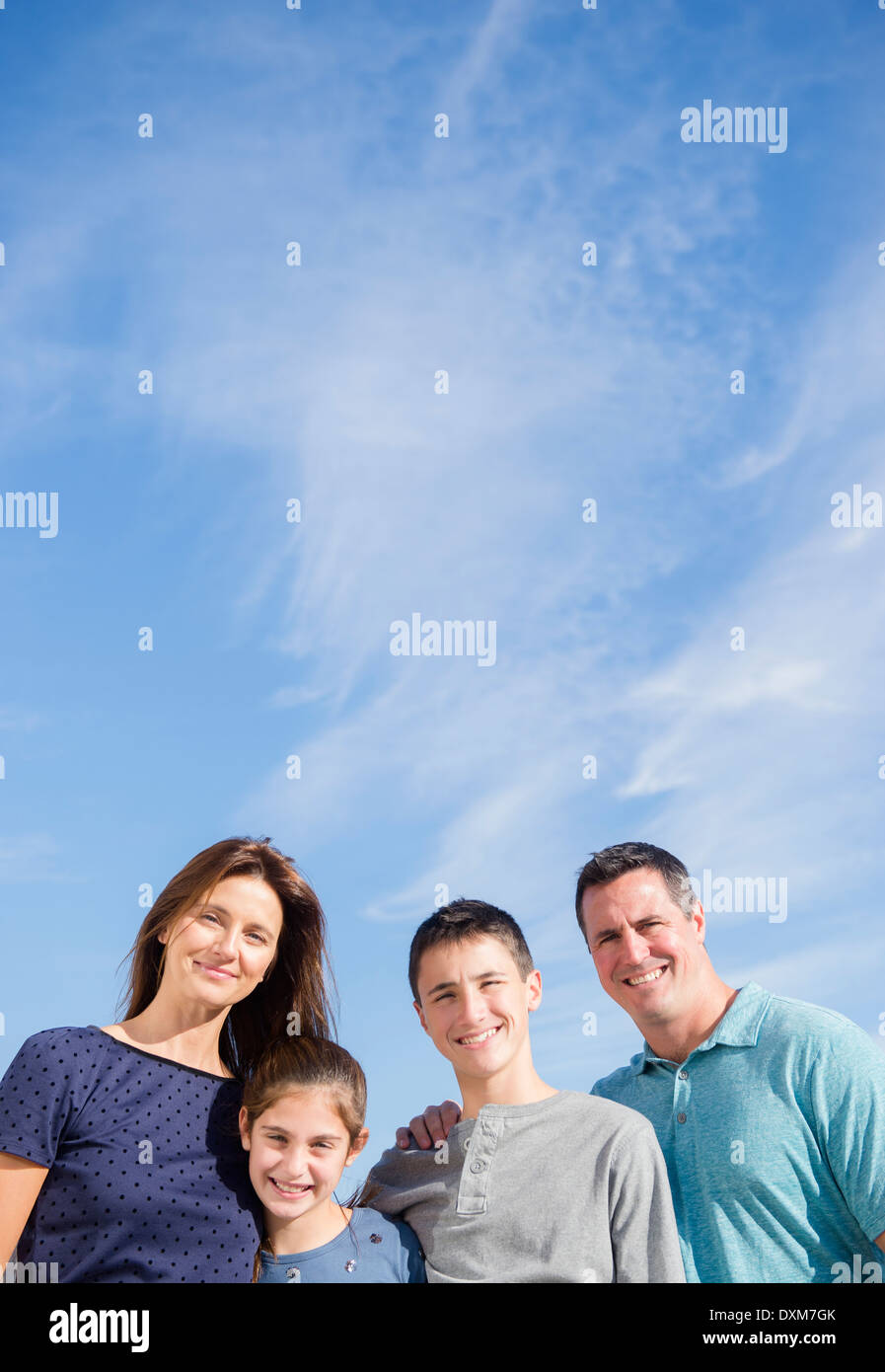 Ritratto di sorridente famiglia caucasica sotto il cielo blu Foto Stock