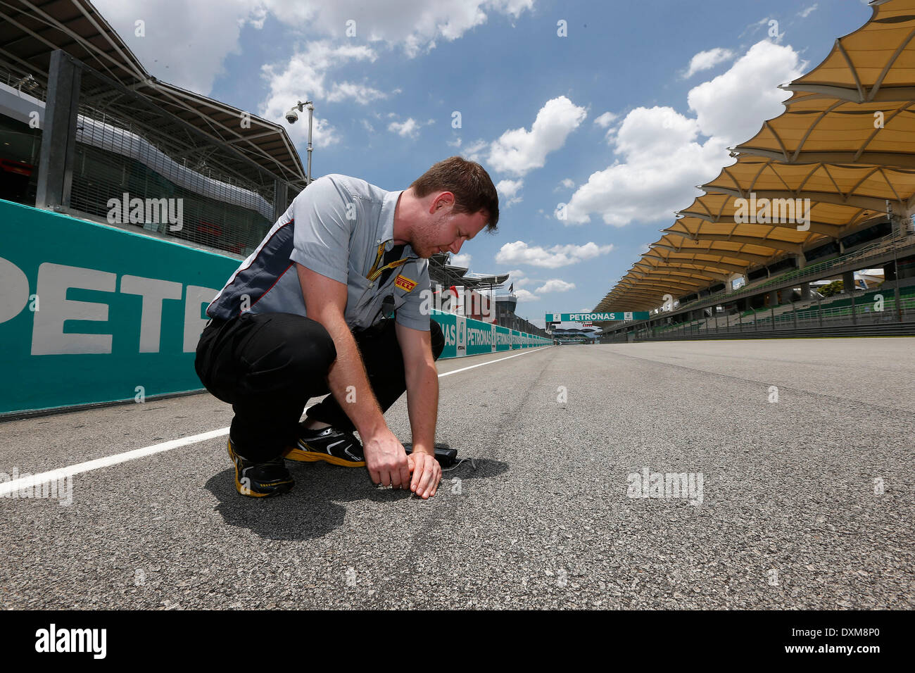 Sepang International Circuit, Kuala Lumpur, Malesia. Il 27 marzo, 2014. Motorsports: FIA Formula One World Championship 2014, il Gran Premio della Malesia, meccanico Credito: dpa picture alliance/Alamy Live News Foto Stock