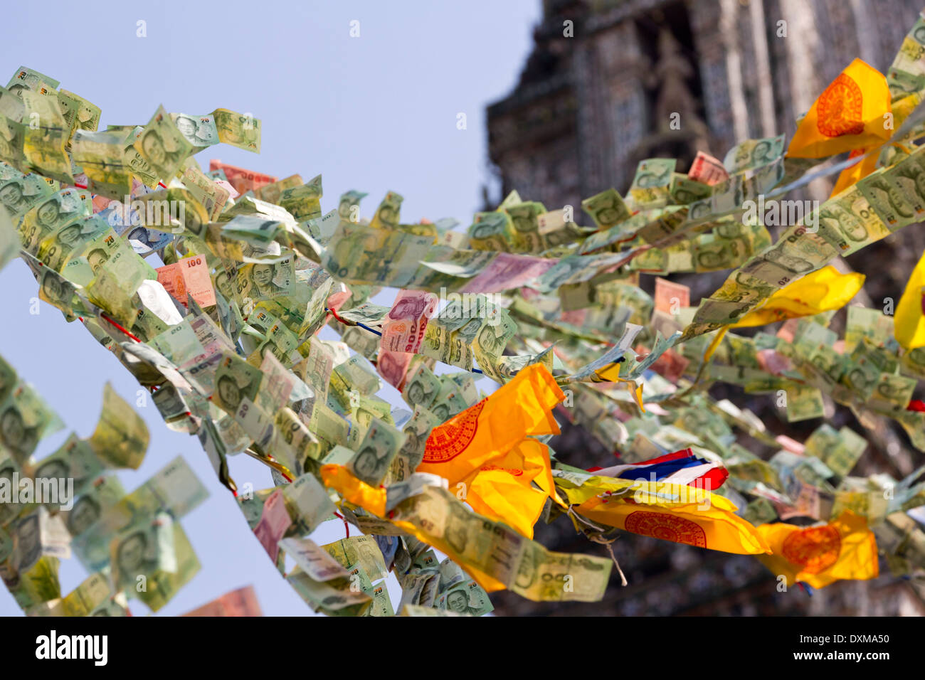 Le erogazioni liberali in denaro effettuate a il tempio di Wat Arun a Bangkok, in Thailandia Foto Stock