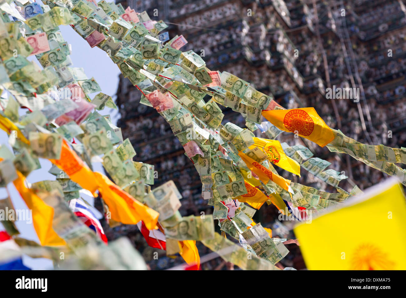 Le erogazioni liberali in denaro effettuate a il tempio di Wat Arun a Bangkok, in Thailandia Foto Stock