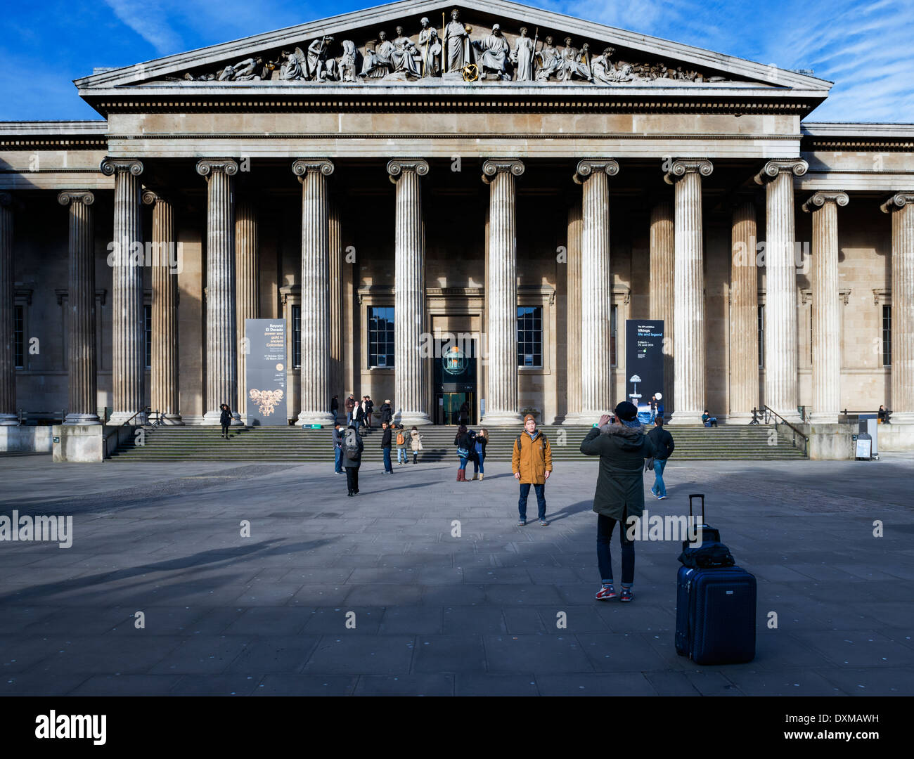 Un turista pone per la sua foto per essere adottate al di fuori del British Museum di Londra, Regno Unito Foto Stock