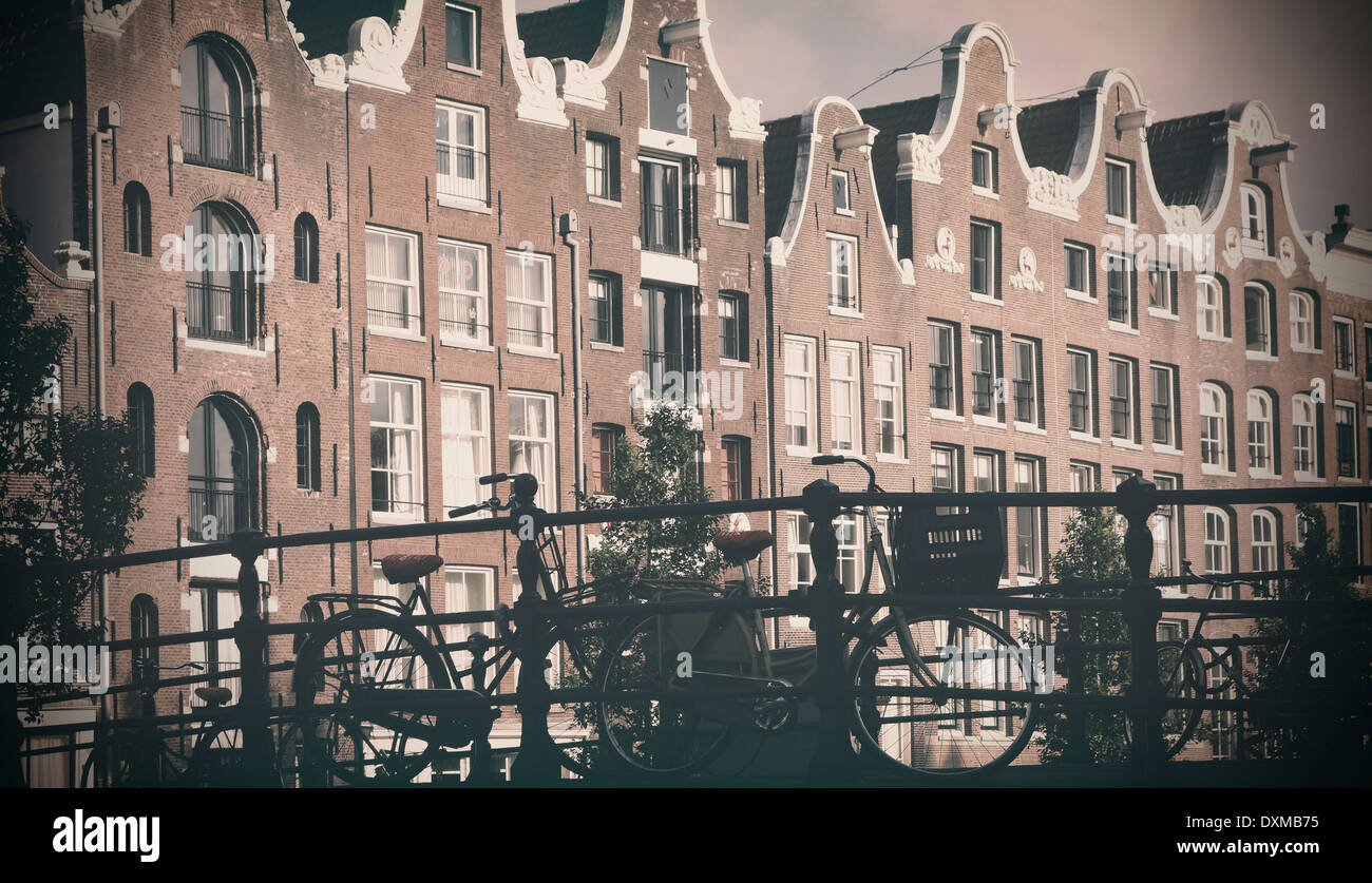 Paesi Bassi, Amsterdam, Fila di case a Oudezijds Voorburgwal Foto Stock