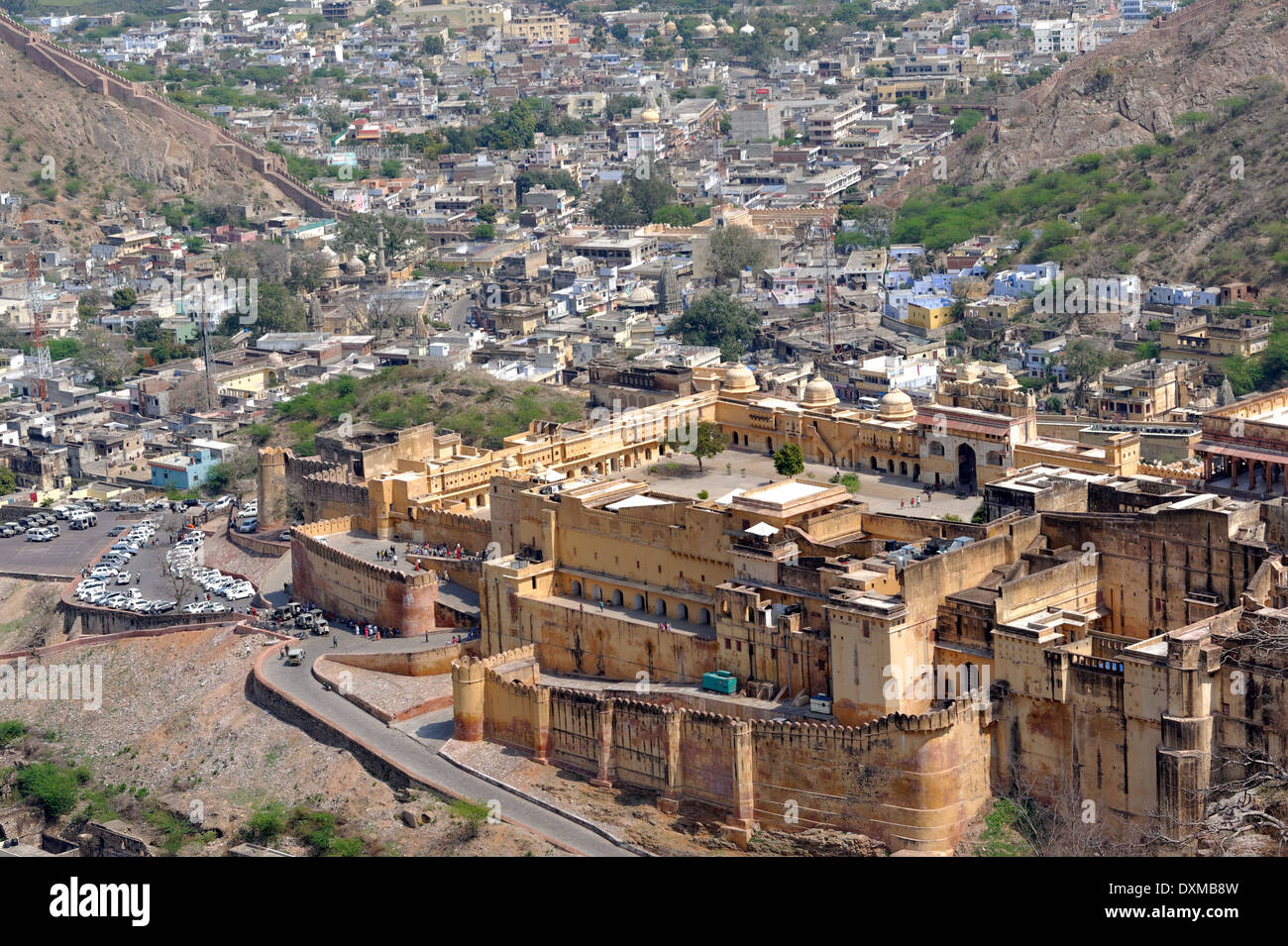 Nahargarh Fort sorge sul bordo dei monti Aravalli, affacciato sulla città rosa di Jaipur nello stato indiano del Rajasthan. Foto Stock