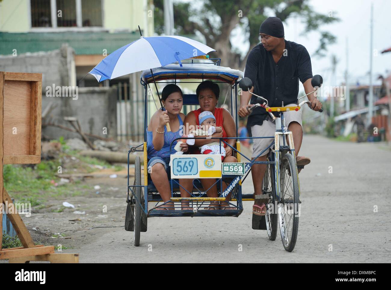 Un Rikscha nella città di tacloban sulle Filippine, 10.03.2014. Typhoon Haiyan tore attraverso la parte orientale e nelle Filippine centrali inizio 08 Novembre 2013 case di appiattimento di rovesciare le linee di alimentazione e battito fuori delle comunicazioni. Foto: Frank Maggio/ picture alliance Foto Stock