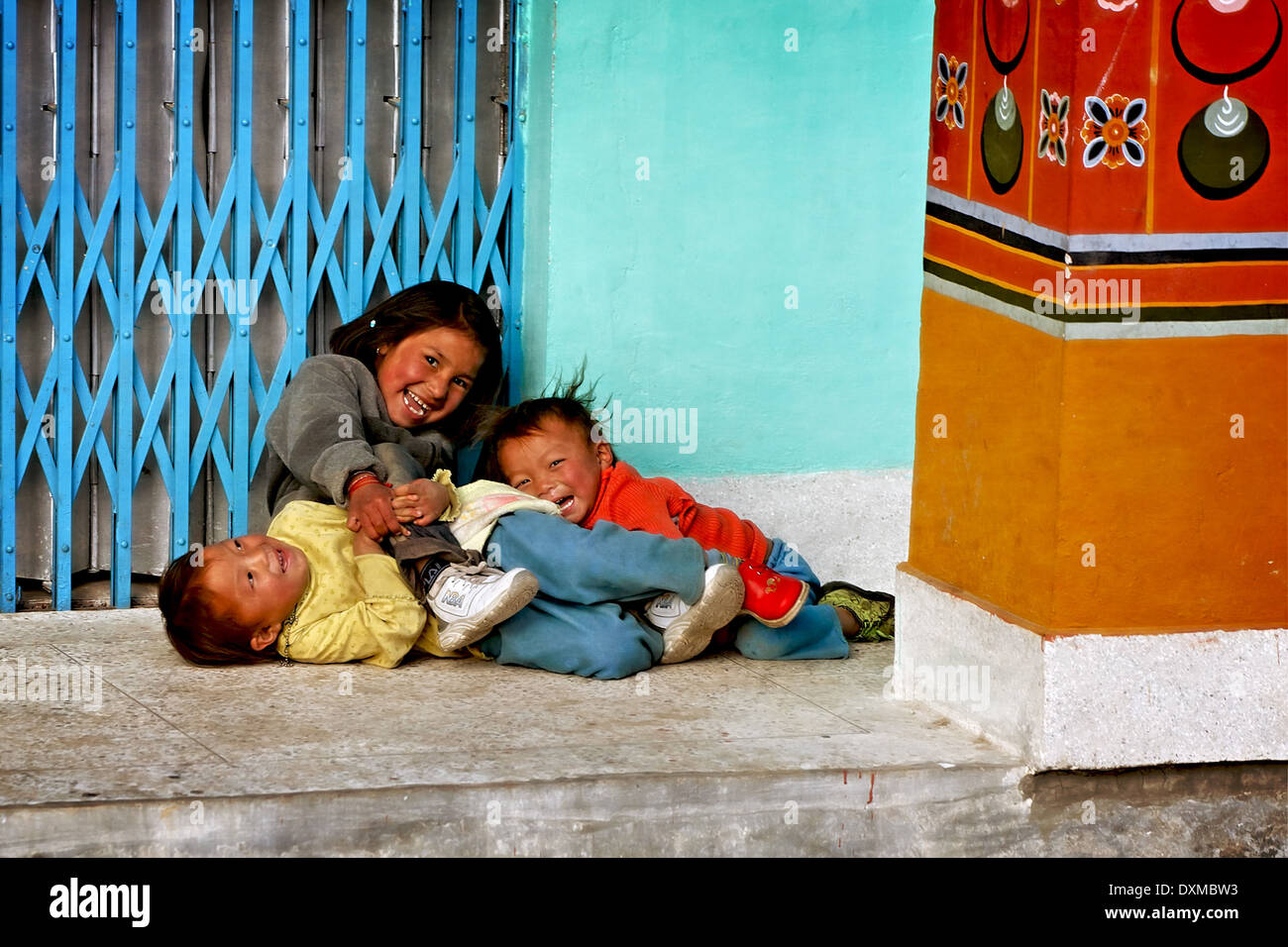 Bhutanese di bambini che giocano in strada a paro, Bhutan. Manipolati digitalmente immagine. Foto Stock