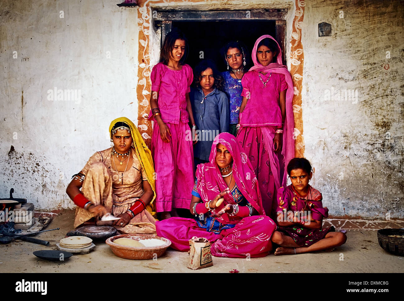 Villaggio indiano della famiglia in un portale in un villaggio vicino a Jodhpur, India. Manipolati digitalmente immagine. Foto Stock