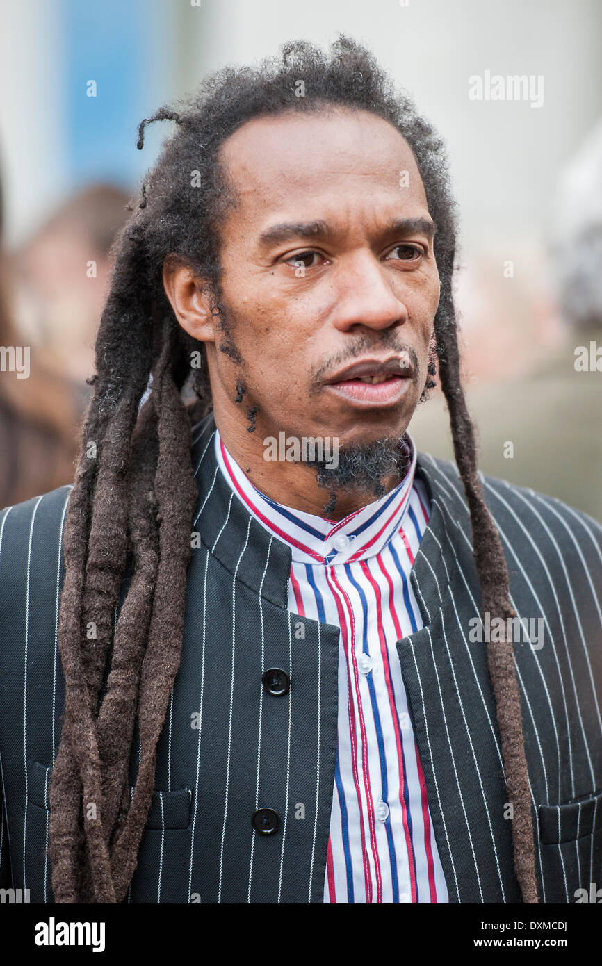 Londra, UK . 27 Mar, 2014. Benjamin Zephaniah. Tony Benn i funerali alle 11.00 nella chiesa di St Margaret, Westminster. Il suo corpo è stato portato in una funebre ai cancelli principali del nuovo palazzo cortile a 10.45am, ed è stata seguita dai membri della sua famiglia a piedi. La rotta è stata rivestita dagli ammiratori. All'arrivo alle porte è stato portato nella chiesa da parte di membri della famiglia. Giovedì 27 marzo 2014, Londra, Regno Unito. Credito: Guy Bell/Alamy Live News Foto Stock