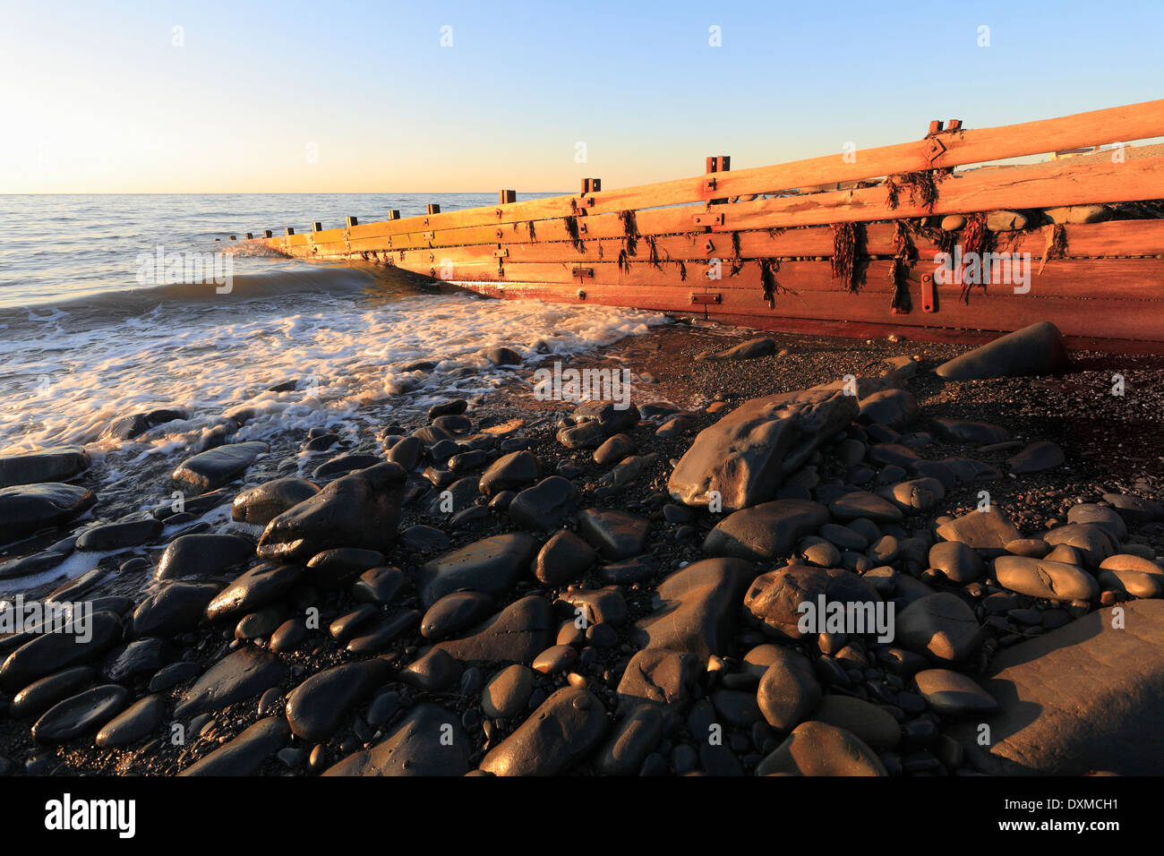 Struttura di frangionde su una spiaggia in Ceredigion, West Wales, Regno Unito. Foto Stock