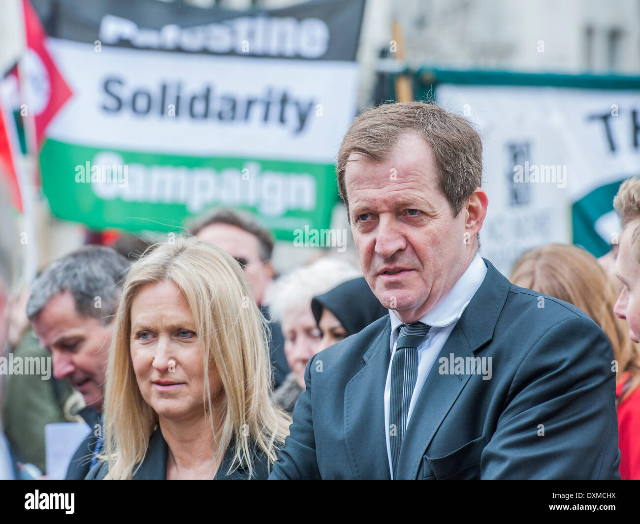 Londra, UK . 27 Mar, 2014. Alastair Campbell. lTony Benn i funerali alle 11.00 nella chiesa di St Margaret, Westminster. Il suo corpo è stato portato in una funebre ai cancelli principali del nuovo palazzo cortile a 10.45am, ed è stata seguita dai membri della sua famiglia a piedi. La rotta è stata rivestita dagli ammiratori. All'arrivo alle porte è stato portato nella chiesa da parte di membri della famiglia. Giovedì 27 marzo 2014, Londra, Regno Unito. Credito: Guy Bell/Alamy Live News Foto Stock