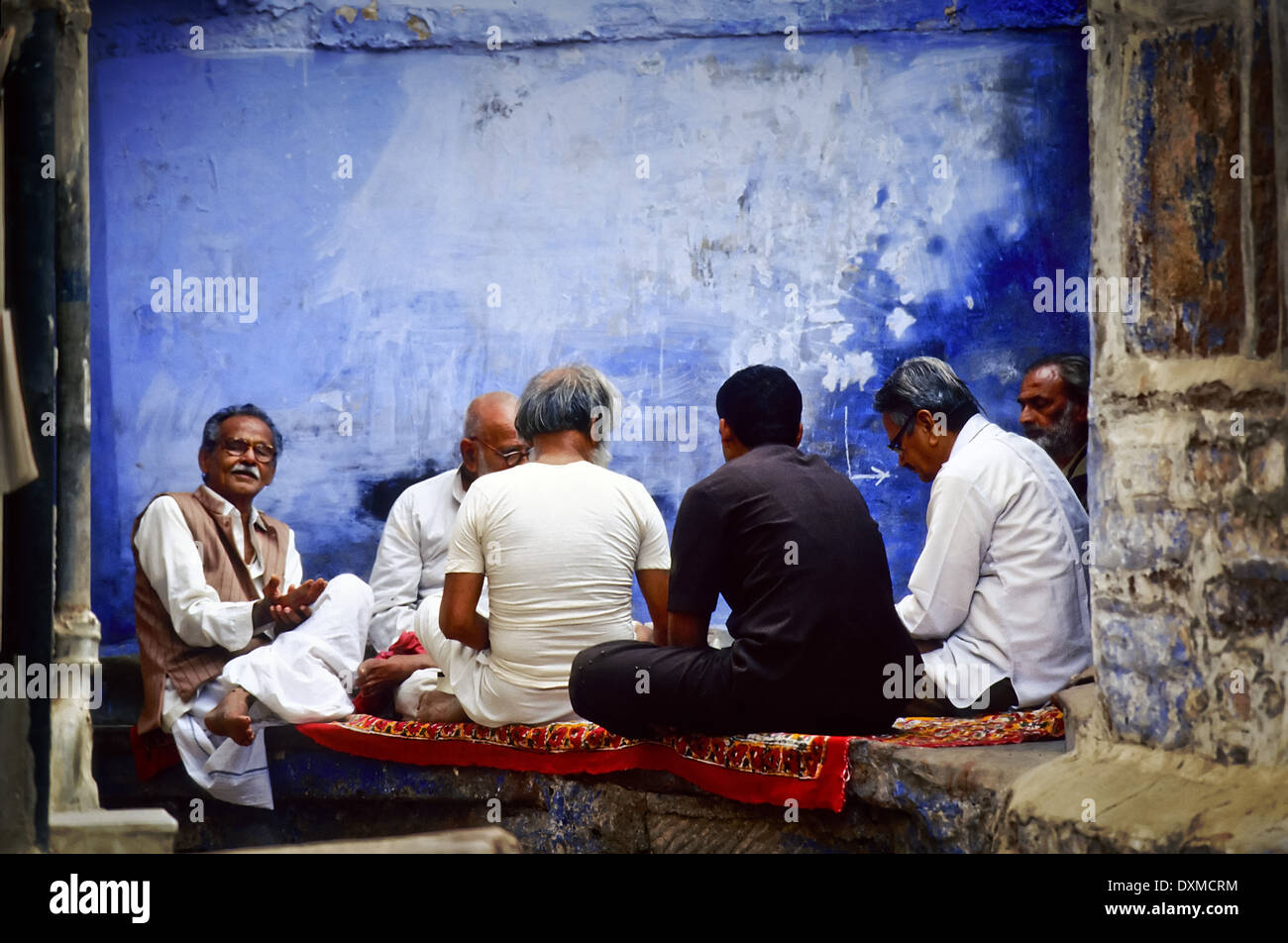 Un gruppo di Indiani uomini giocando a carte in una strada di Jodhpur, India. Manipolati digitalmente immagine Foto Stock