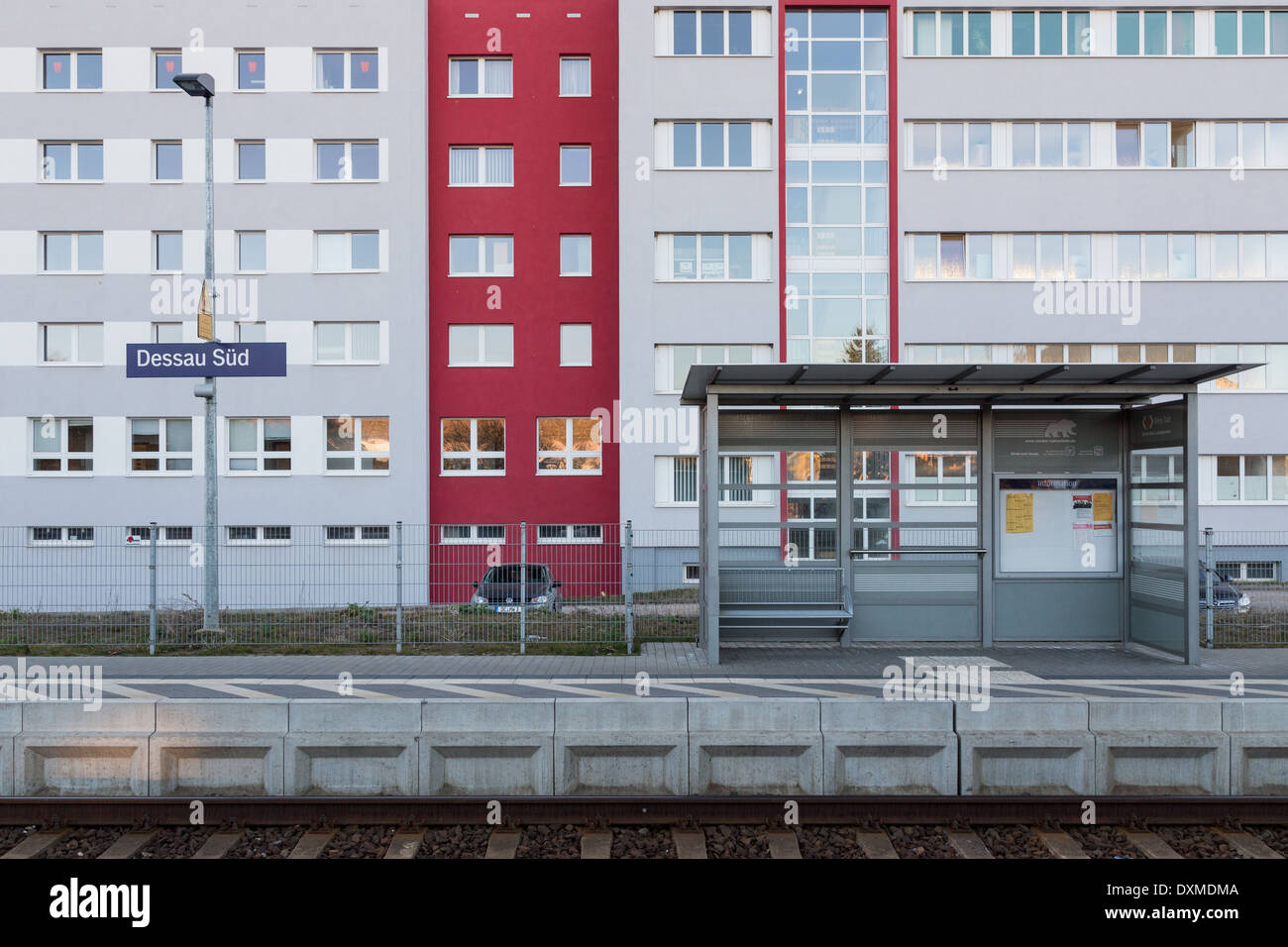 Piattaforma di fronte del generico facciata biulding a Dessau Süd station a Dessau, Germania Foto Stock