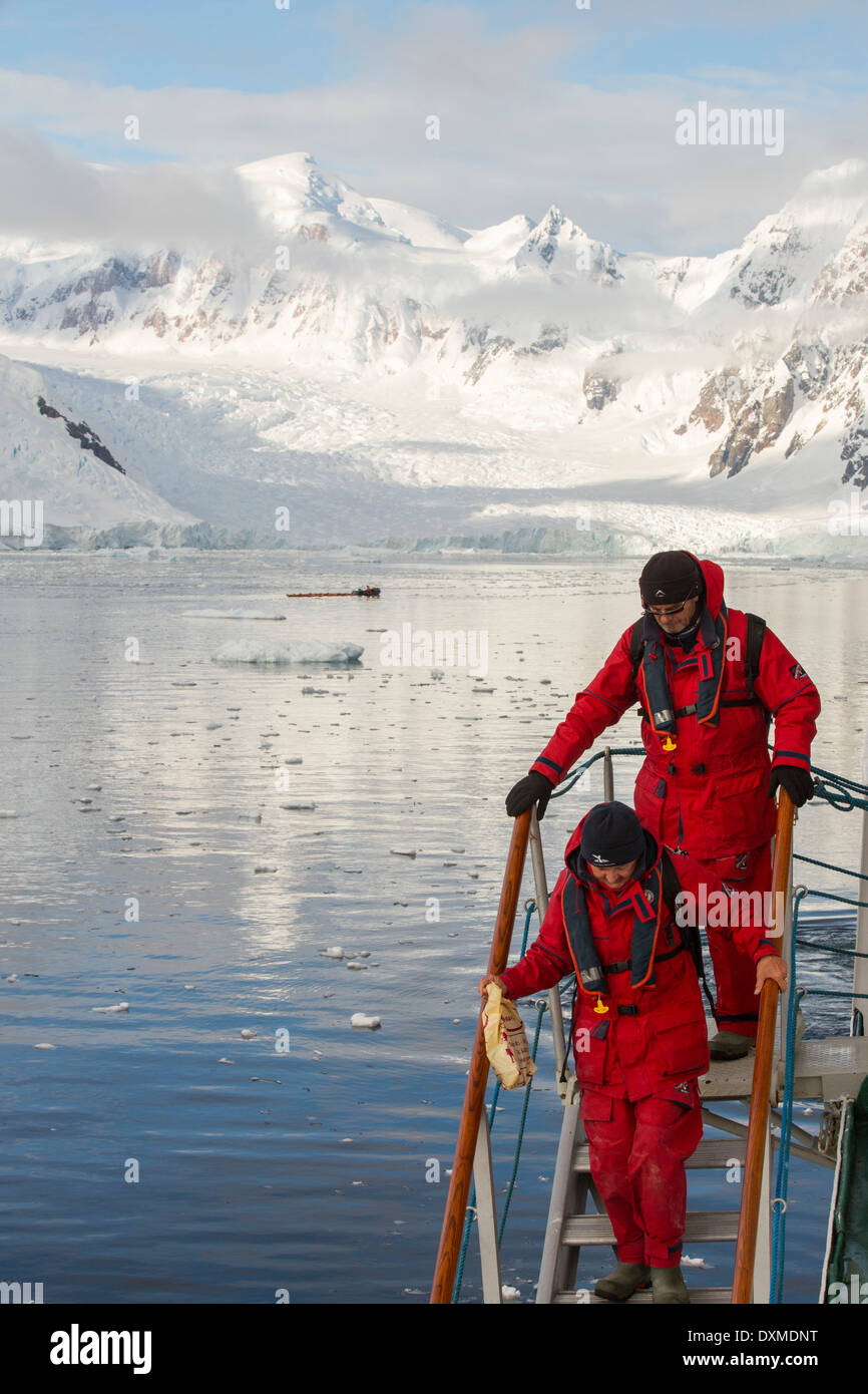 La Penisola Antartica e il Akademik Sergey Vavilov, un rafforzamento del ghiaccio nave per una crociera spedizione in Antartide Foto Stock