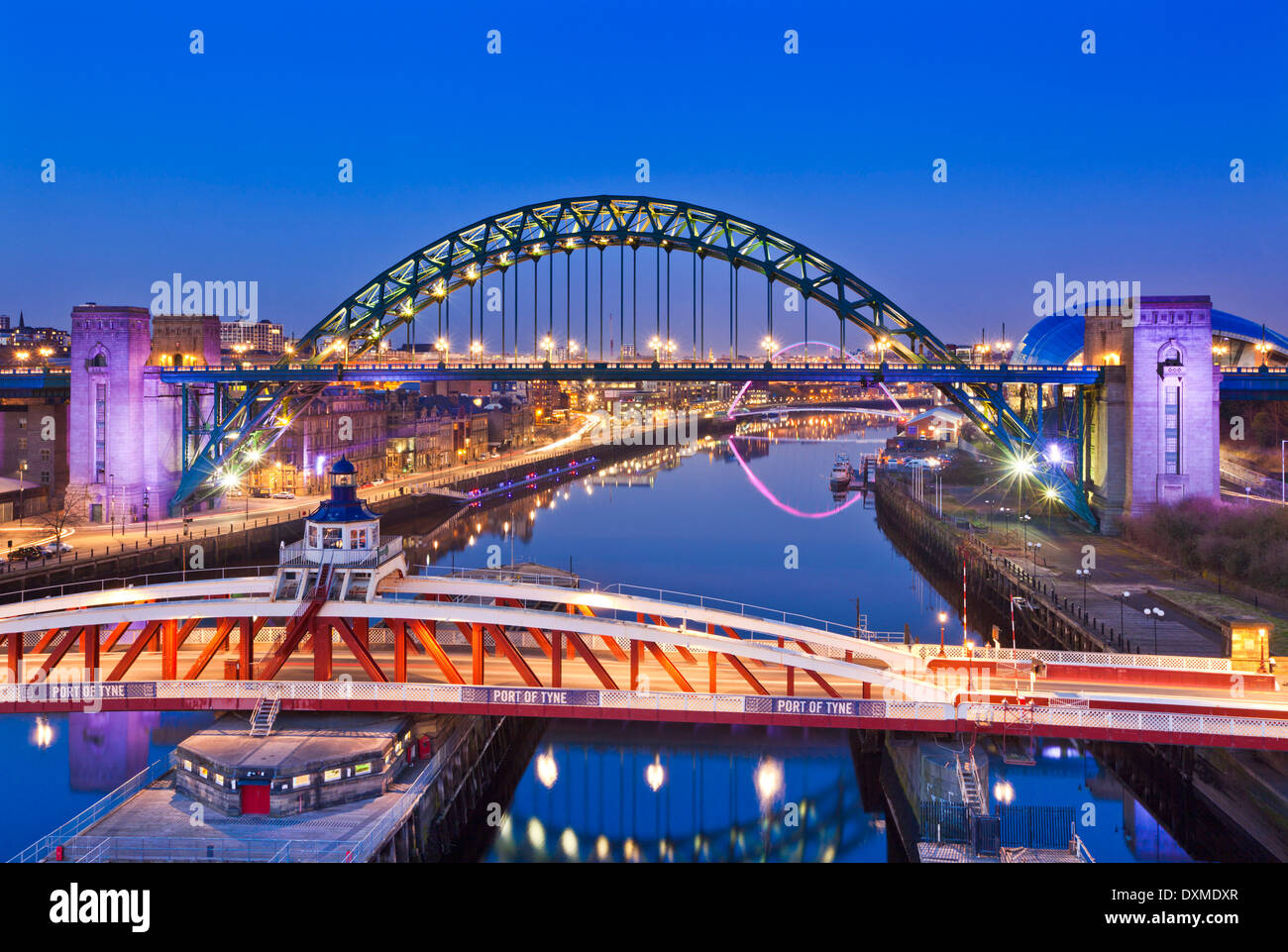 Newcastle upon Tyne skyline vista della città con Tyne ponte e swing ponte sul fiume Tyne, Tyne e indossare Tyneside Inghilterra UK GB Europa Foto Stock