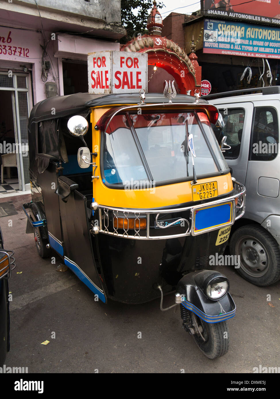 India, Jammu e Kashmir Jammu, Sunder, Singh, Gurudwar, autorickshaw in vendita presso il concessionario del motore Foto Stock